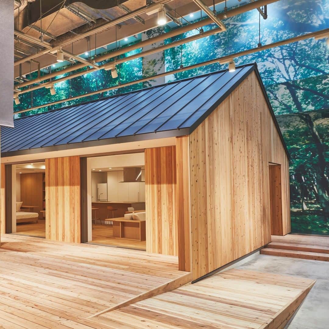 無印良品の家さんのインスタグラム写真 - (無印良品の家Instagram)「無印良品の家 東京有明センター「陽の家」モデルハウス、12月3日(木)オープン  店舗内にリアルサイズのモデルハウスを展示しています。外壁は温かみのある杉板を使用。広いウッドデッキには腰かけて休憩できる堀りこみスペースもあります。  庭とつながる、家族とつながる。子育て世代から終の棲家まで。大開口を介して庭と室内がひとつながりになる平屋の家です。  無印良品 東京有明にお越しの際はぜひ、「無印良品の家 東京有明センター」にもお立ち寄りください。  #無印良品 #無印良品の家 #戸建て #注文住宅 #陽の家 #平屋 #東京有明 #MUJI #MUJIHOUSE #JAPAN」12月4日 12時00分 - mujihouse