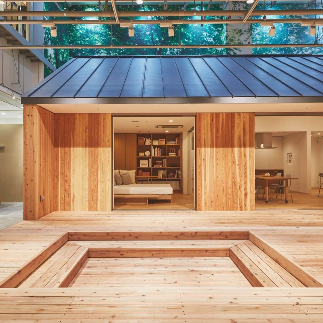 のインスタグラム：「無印良品の家 東京有明センター「陽の家」モデルハウス、12月3日(木)オープン  店舗内にリアルサイズのモデルハウスを展示しています。外壁は温かみのある杉板を使用。広いウッドデッキには腰かけて休憩できる堀りこみスペースもあります。  庭とつながる、家族とつながる。子育て世代から終の棲家まで。大開口を介して庭と室内がひとつながりになる平屋の家です。  無印良品 東京有明にお越しの際はぜひ、「無印良品の家 東京有明センター」にもお立ち寄りください。  #無印良品 #無印良品の家 #戸建て #注文住宅 #陽の家 #平屋 #東京有明 #MUJI #MUJIHOUSE #JAPAN」