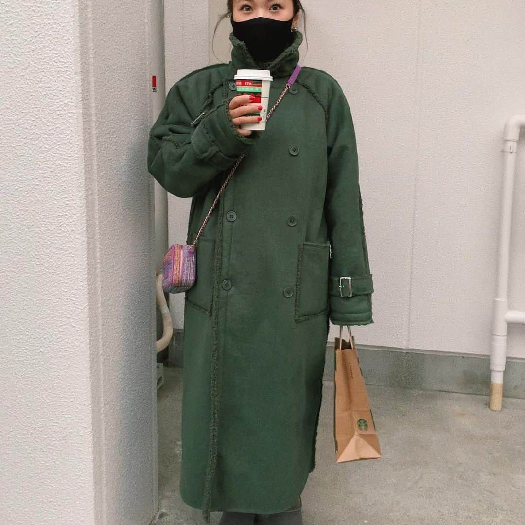 sayocoさんのインスタグラム写真 - (sayocoInstagram)「寒すぎて様子おかしい🥶 でもこのアウターあったかわいくて最強🌲🔥 2色買ったんだ〜✌️ (にしても足元もムートンはやりすぎた) #直立不動」12月4日 12時01分 - sayoco