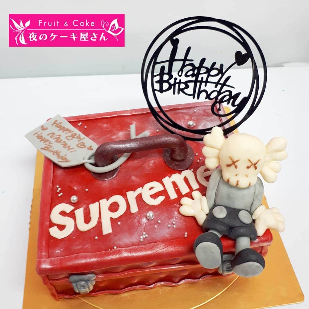 夜のケーキ屋さん♥Juli　(エディブルフラワー協会) のインスタグラム：「七海さんへのお誕生日ケーキ🎂💓 @boooo1114  : きこさんからのプレゼントです😳🎂✨ @kiko_yolo17  : ボックス型のケーキに、チョコレートで作ったキャラクターとメッセージを添えました🎉 ありがとうございました💛 : #夜のケーキ屋さん #オーダーケーキ」