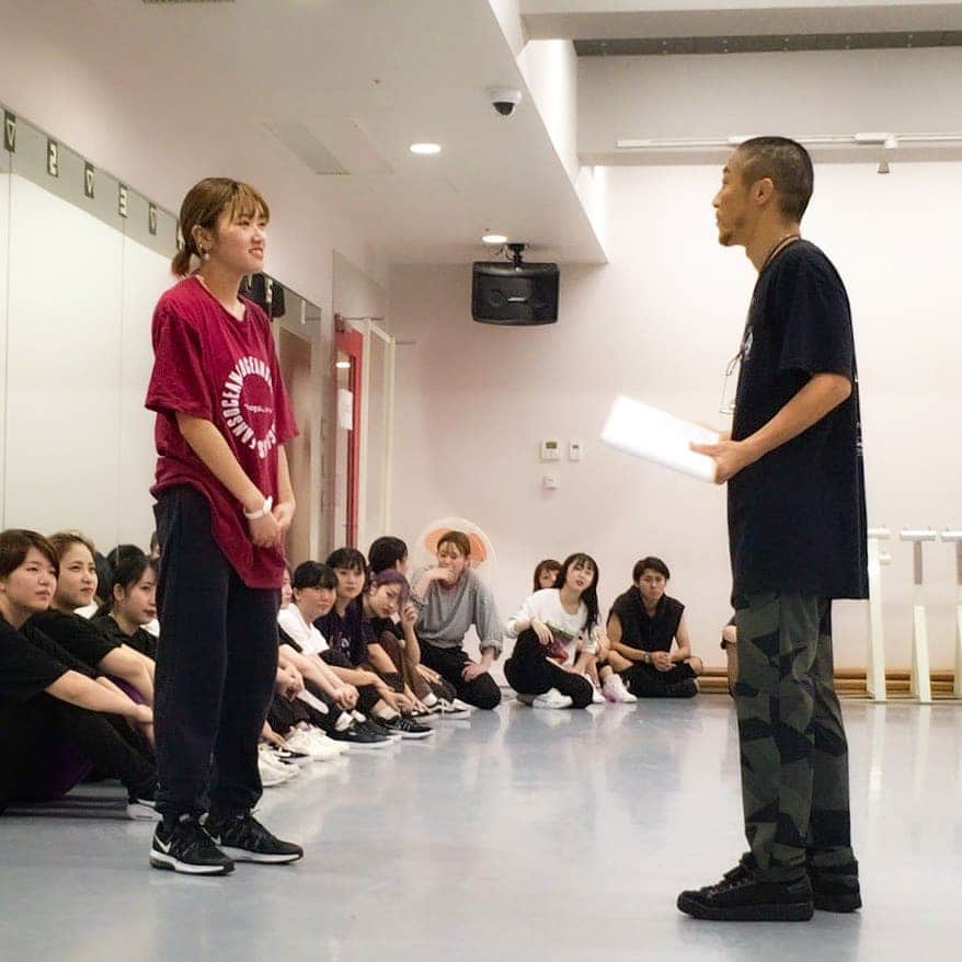 日本工学院さんのインスタグラム写真 - (日本工学院Instagram)「過去に、ダンスパフォーマンス科で「実技テスト」をした時の様子です❗  踊りきった後は、先生からフィードバックいただき、更に上達するためのポイントを学びます😃 . . 「#日本工学院」をチェック！！ 学生が投稿したリアルな日常風景を見ることができますよ！ . . #nihonkogakuin #専門学校 #日本工学院八王子専門学校 #日本工学院専門学校 #教職員投稿写真 #ダンスパフォーマンス科 #若きつくりびと #ダンスパフォーマンス #ダンス #ダンサー #ダンスレッスン #ダンススタジオ #hiphop  #ストリートダンス  #ヒップホップダンス #ヒップホップ大好き #hiphopdance #ダンス教室 #ダンス好き  #ダンスイベント #踊ってみた  #振り付け #踊り」12月4日 12時02分 - nihonkogakuin