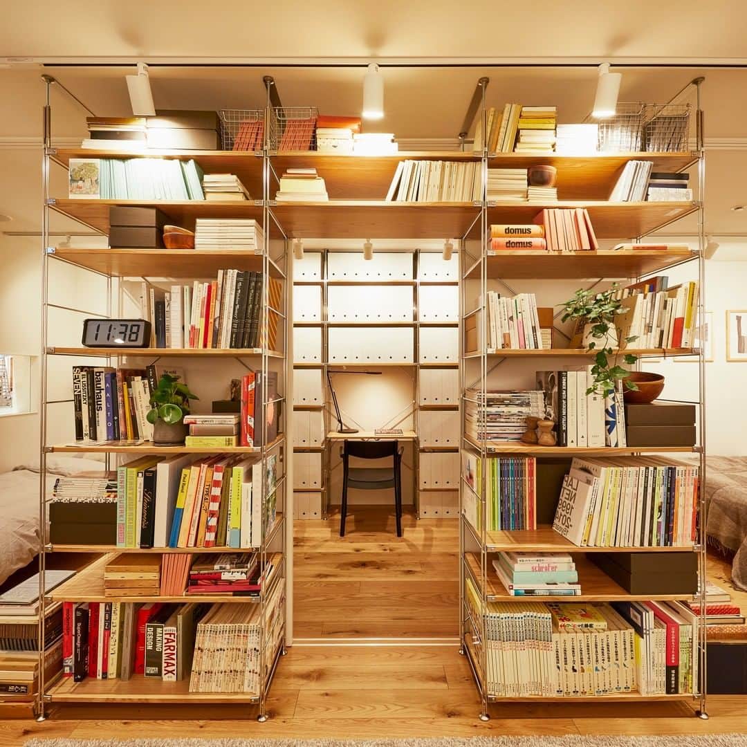 のインスタグラム：「無印良品のリノベーション 東京有明センター、12月3日(木)オープン  一室空間なので、ユニットシェルフを上手く組み合わせ、子供部屋と書斎など、個室を2つつくることができました。家族全員のお気に入りの本を1箇所に収納し、ファミリーライブラリーとして利用することも可能です。  無印良品のリノベーション（MUJI INFILL 0）は、青山店が2018年12月にオープンして以来の記念すべき2号店となります。  無印良品 東京有明にお越しの際はぜひ、「無印良品のリノベーション 東京有明センター」にもお立ち寄りください。  #無印良品 #無印良品のリノベーション #リノベーション #infill0 #東京有明 #MUJI #MUJIHOUSE #JAPAN」