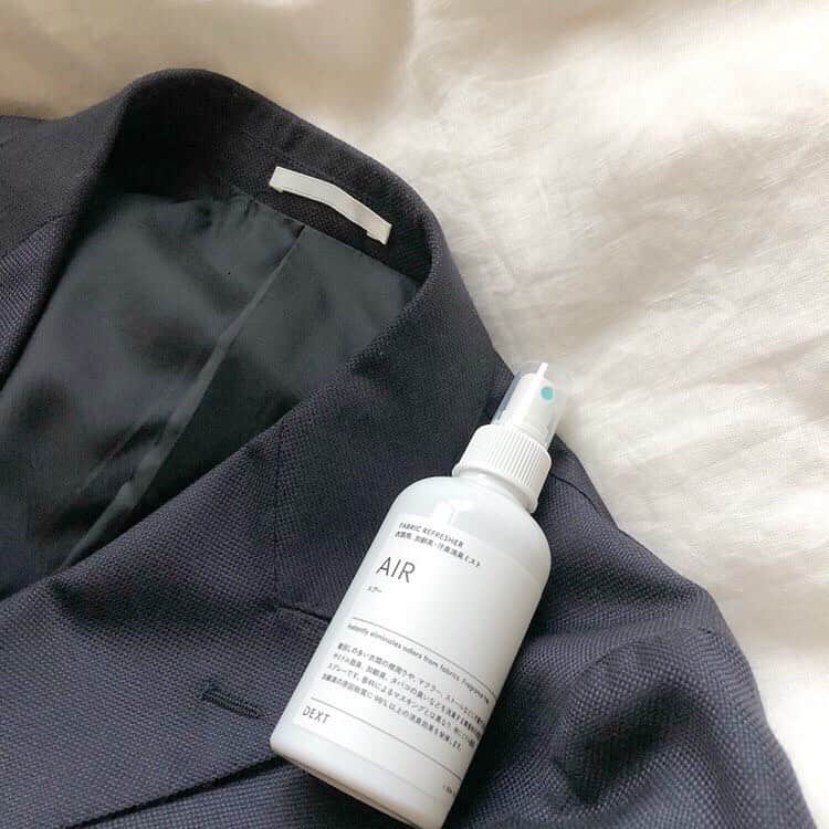 のインスタグラム：「【洗いづらいコートの臭いケアに】﻿ ﻿ #DEXT 公式Instagramです。﻿ ﻿ 「DEXT ファブリックデオドラントミスト」﻿ マフラー・帽子・ニットなど着回しの多い衣類にも。﻿ ﻿ --------------------﻿ Repost﻿ @tatsu_liberte﻿ ﻿ 大人の男性のための﻿ エチケットケアブランド @dextsalon﻿ ﻿ 大人の男性にとって「清潔感」はマスト﻿ ﻿ #美容好きな人と繋がりたい #美容 #美容男子部 #美容部 #美容男子 #美容男子とつながりたい #ビジネス #大人 #美容男子にオススメ #美意識高い人と繋がりたい #美意識 #美意識向上 #美意識向上委員会 #美意識高め #美意識アップ #美意識高い系男子 #アパレル #アパレル男子 #アパレル男子の日常﻿ ﻿ 着回しの多い衣類の襟周り、﻿ これからの季節は、マフラーストール、帽子アウター、とか色々使えそう！﻿ ﻿ #DEXT #DEXTsalon #supported﻿ ﻿ ファブリックデオドラントミスト﻿ ﻿ シンプルパッケージの無香料！﻿ 持ち運びにも便利。﻿ ﻿ ﻿ 🎧もさを。 / 会いたい」