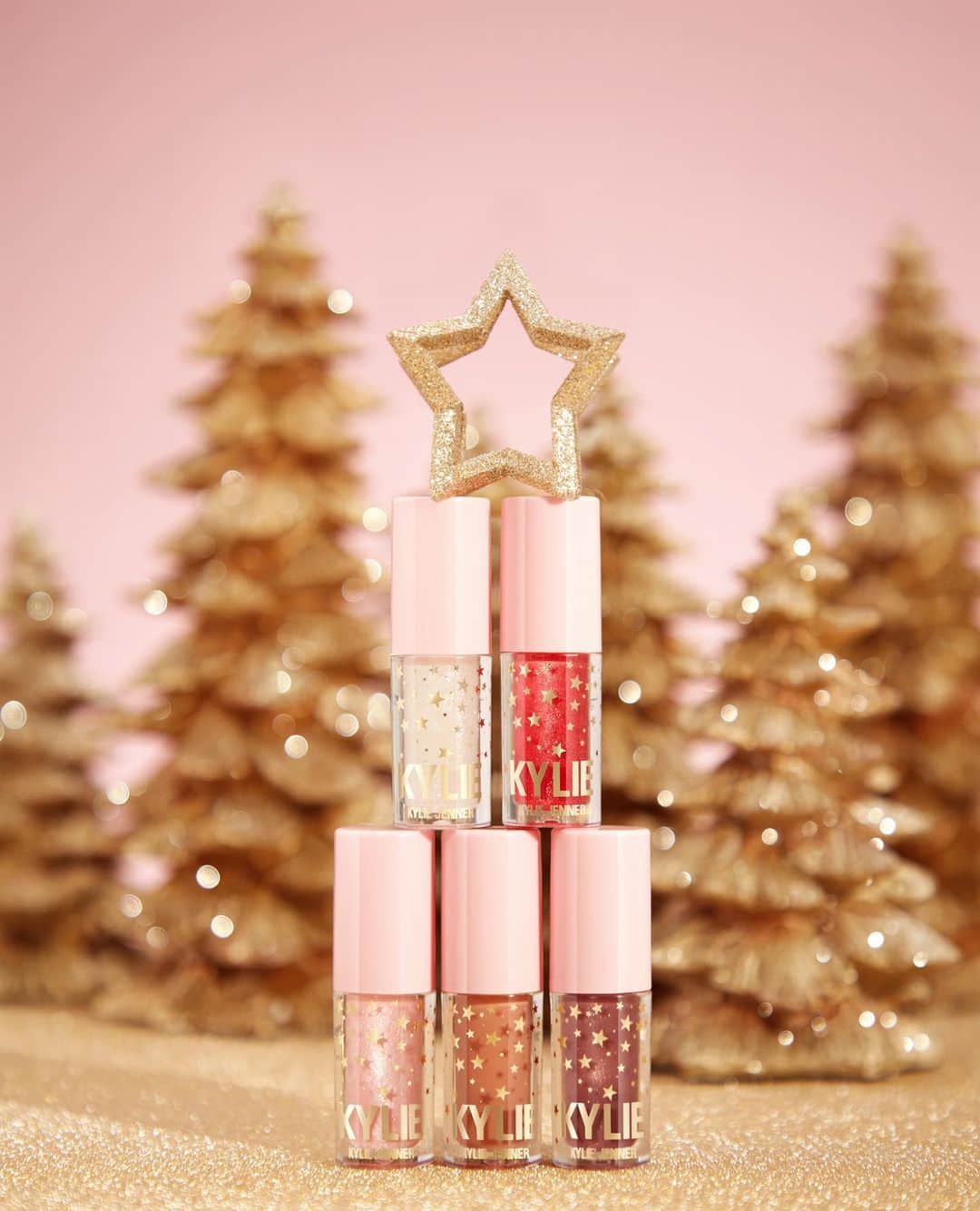 Kylie Cosmeticsさんのインスタグラム写真 - (Kylie CosmeticsInstagram)「our new @ultabeauty exclusive mini gloss set includes 3 high glosses and 2 lip plumpers! 💋 perfect stocking stuffer for the gloss lover in your life! 🎁 shop now on ulta.com ✨」12月4日 12時12分 - kyliecosmetics