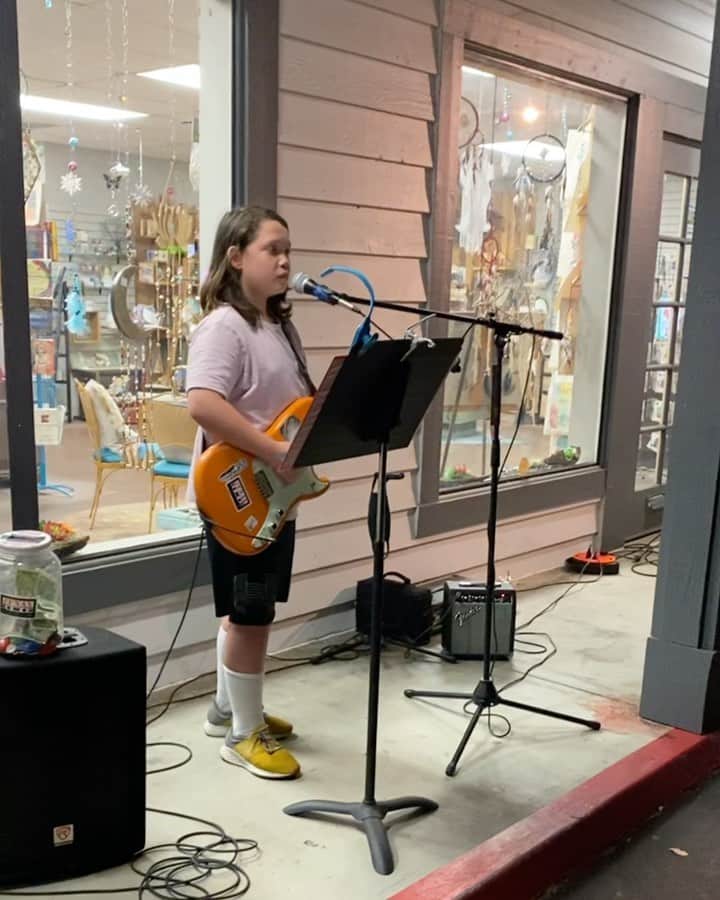 ジェイソン・ムラーズのインスタグラム：「I caught this young rocker playing one of my favorite songs: Clouds by Zach Sobiech. Thank you @fnaxband for the honor. See/hear more on Disney plus’ @cloudsmovieofficial and consider giving to Zach Sobiech Osteosarcoma Fund.」
