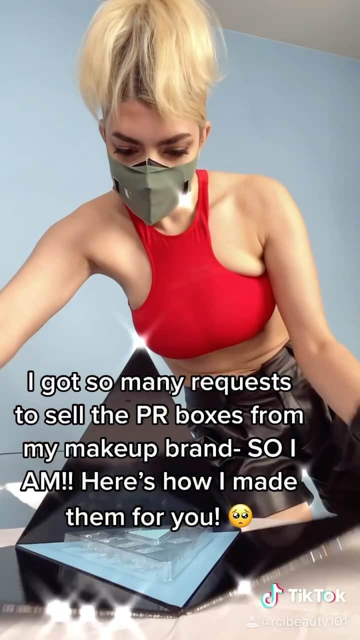レイチェル・レビンのインスタグラム：「I FINALLY AM SELLING PR BOXES AFTER A YEAR OF REQUESTS」