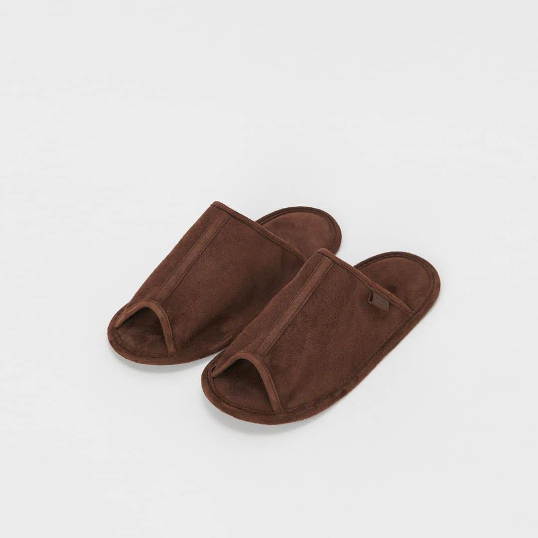 エンダースキーマのインスタグラム：「New collection, 2021ws(winter/spring) will be at stores from the 5th of Dec﻿ *flagship stores @sukima_shop and retailers in Japan﻿ *abroad mid Dec﻿ ﻿ model: trip slipper﻿ color: black, brown, oak﻿ ﻿ #henderscheme #2021ws」