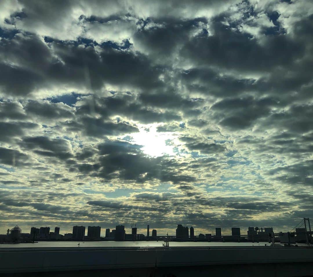 千秋さんのインスタグラム写真 - (千秋Instagram)「今朝の東京。 最近のわたしはこんな気持ち。 コロナによって起こったパラダイムシフト。しっかり対応しなくちゃと新しいことをどんどん始めた一年だったけど、年末の今、1番好きなことをやろうとしている。毎日わくわくしている。雲の中から顔を出す太陽。希望に溢れてる。」12月4日 12時09分 - chiaki77777