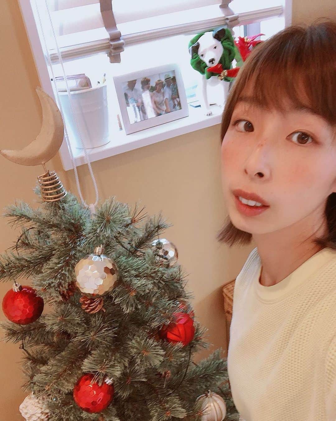 山口リサのインスタグラム：「今夜も19時から山口リサのSECRET CLINIC❣️❣️2020年もあと少しですね💦🙀やっとツリーを出しましたw  12月のマンスリーメッセージテーマは『クリスマスプレゼント』🎁🎄🤶🧡メールお待ちしています🙌  K-mixの番組HPもしくは lisa@kmix.jp まで👍  #シークリ」