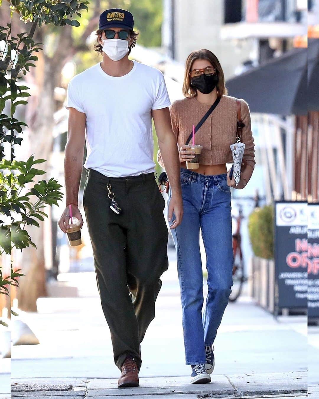 Just Jaredさんのインスタグラム写真 - (Just JaredInstagram)「Jacob Elordi and Kaia Gerber stepped out for a Thursday afternoon coffee run in Los Angeles #JacobElordi #KaiaGerber Photo: Backgrid」12月4日 12時21分 - justjared
