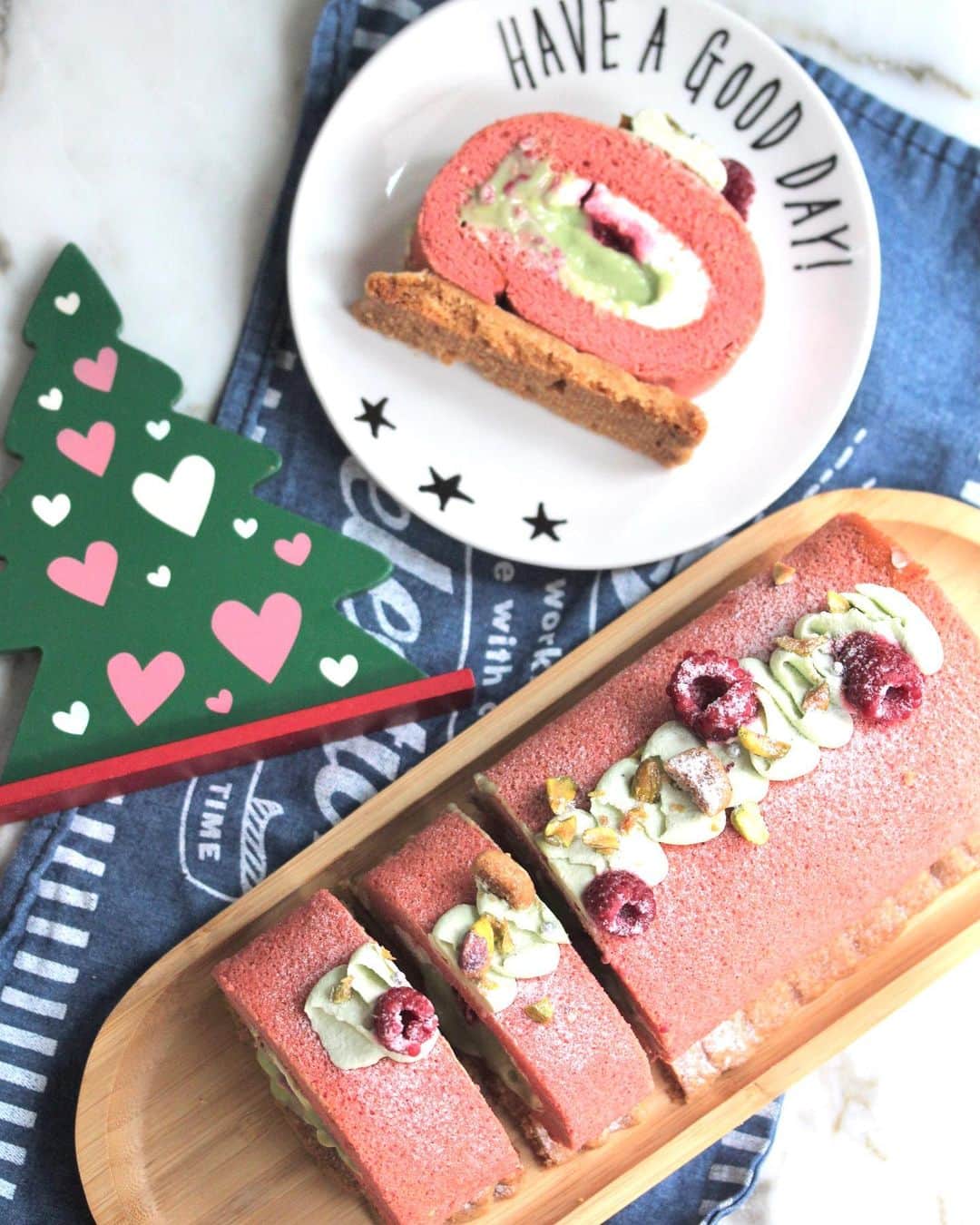 Li Tian の雑貨屋さんのインスタグラム写真 - (Li Tian の雑貨屋Instagram)「{Orders Open 🎉🎄}  This Christmas, I’ll be doing this Pistachio Strawberry Roll - fluffy strawberry sponge filled with pistachio custard, raspberry compote and fresh cream on a crunchy streusel base. Topped with pistachio chantily, fresh raspberry and roasted pistachio. 🎄 🍓 *contains no alcohol*   Shell life: 3 days in fridge  Servings: Good for 8 pax   Collection Dates:  Dec 12 (Sat) - filling fast  Dec 18 (Fri)- filling fast  Dec 19 (Sat)-fully booked  Dec 23 (Wed) - fully booked  Dec 24 (Thurs)- fully booked   Pick up location: AMK (Self-collection / u may wish to arrange own delivery)   Kindly note that full payment is required to confirm the orders.   DM for enquiries/orders.Thank you 😊  • • • #dairycreamkitchen #singapore #desserts #igersjp #yummy #love #sgfood #foodporn #igsg #ケーキ  #instafood #beautifulcuisines #sgbakes #bonappetit #cafe #cakes #bake #sgcakes #スイーツ #feedfeed #pastry #sgcafe #cake #homebaker #stayhomesg #homebake #christmas #pistachio #strawberry #sgchristmas」12月4日 12時15分 - dairyandcream