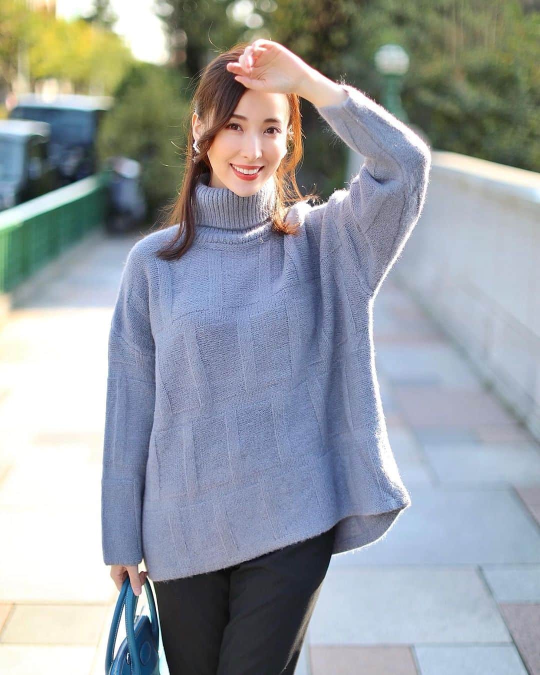 瀬戸早妃のインスタグラム：「明日12/5（土）12:00新発売💙 もちもち素材がとってもあたたかく おしりが隠れる美シルエットなタートルニット😌✨ 以前発売したアイボリーカラーのお色違いになります🎶 . 寒がりさんの冬コーデにおすすめ💙 @montresorsaki  #montresor #モントレゾール #冬コーデ #あったかコーデ #winter #wintercode #大人可愛い #大人可愛いコーデ #綺麗めカジュアル」