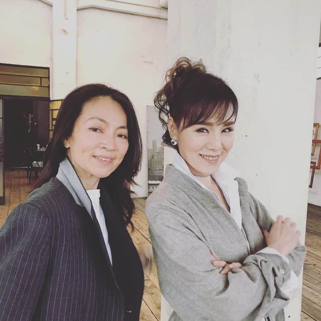 未唯mieさんのインスタグラム写真 - (未唯mieInstagram)「『MERCEDES  ｍｅ』と言う会報誌に取り上げて頂きました🚘  長年乗り続けている相棒🚘が、更に快調に私と共に歩んでくれていることに感謝💖 可愛い〜可愛い〜愛車の記事❣️ メルセデスの会報誌なため、全ての皆さまにご覧頂けなくて残念です🙇‍♂️ #mercedes  #愛車 #ヘアメイク黒田啓蔵　#スタイリスト清水けい子 #未唯mie  #ミイ　#みい」12月4日 12時18分 - mie_doux