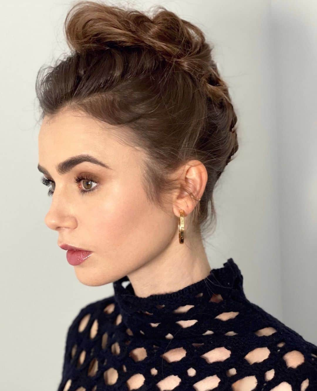 マラ・ロザックさんのインスタグラム写真 - (マラ・ロザックInstagram)「@lilyjcollins your desire to explore & express creativity with different beauty looks & characters will always inspire me beyond! I love every second of creating with you. Too. Much. Fun. Make up the brilliant @fionastiles styling @robzangardi @marielhaenn - twisted Mohawk Top Knot by me using @authenticbeautyconcept.us #authenticbeautymovement」12月4日 12時20分 - mararoszak