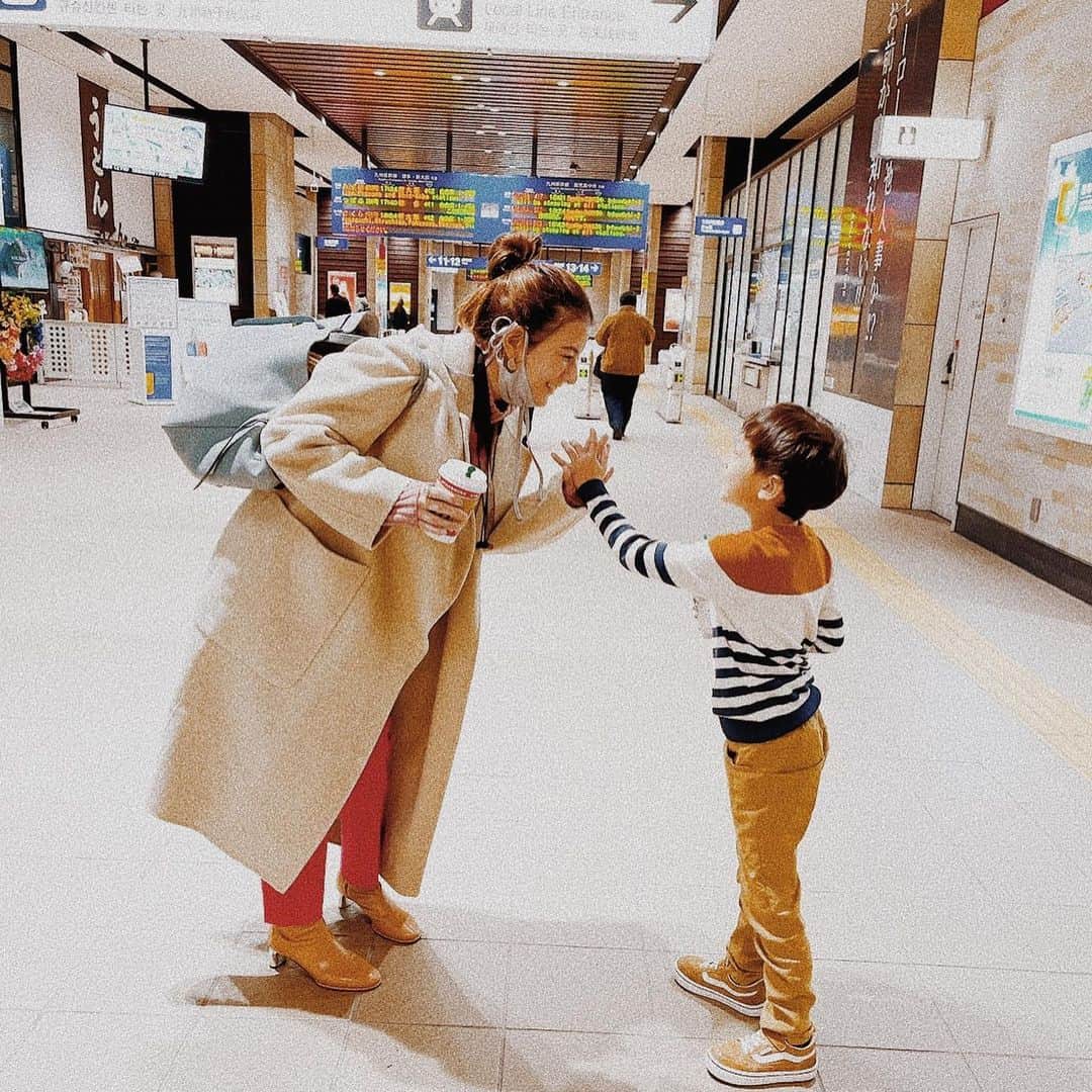 スザンヌさんのインスタグラム写真 - (スザンヌInstagram)「昨日仕事行く時🚄﻿ たった数時間離れるだけだけど、しばらく会えないのかな？という気持ちになる愛いっぱいのお見送りしてくれました🥺はぁかわいい（妹が撮っててくれてた📷）﻿ ﻿ でもこの後めちゃくちゃ楽しそな場所に連れてってもらって﻿ 姪っ子と仲良しニッコニコの写真送ってくれてました♡﻿ #おばがおいに甘い ﻿ ﻿ ボルタリング楽しそーう🌈」12月4日 12時24分 - suzanneeee1028