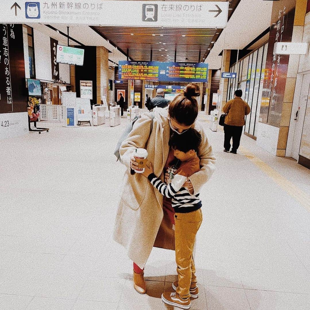 スザンヌさんのインスタグラム写真 - (スザンヌInstagram)「昨日仕事行く時🚄﻿ たった数時間離れるだけだけど、しばらく会えないのかな？という気持ちになる愛いっぱいのお見送りしてくれました🥺はぁかわいい（妹が撮っててくれてた📷）﻿ ﻿ でもこの後めちゃくちゃ楽しそな場所に連れてってもらって﻿ 姪っ子と仲良しニッコニコの写真送ってくれてました♡﻿ #おばがおいに甘い ﻿ ﻿ ボルタリング楽しそーう🌈」12月4日 12時24分 - suzanneeee1028