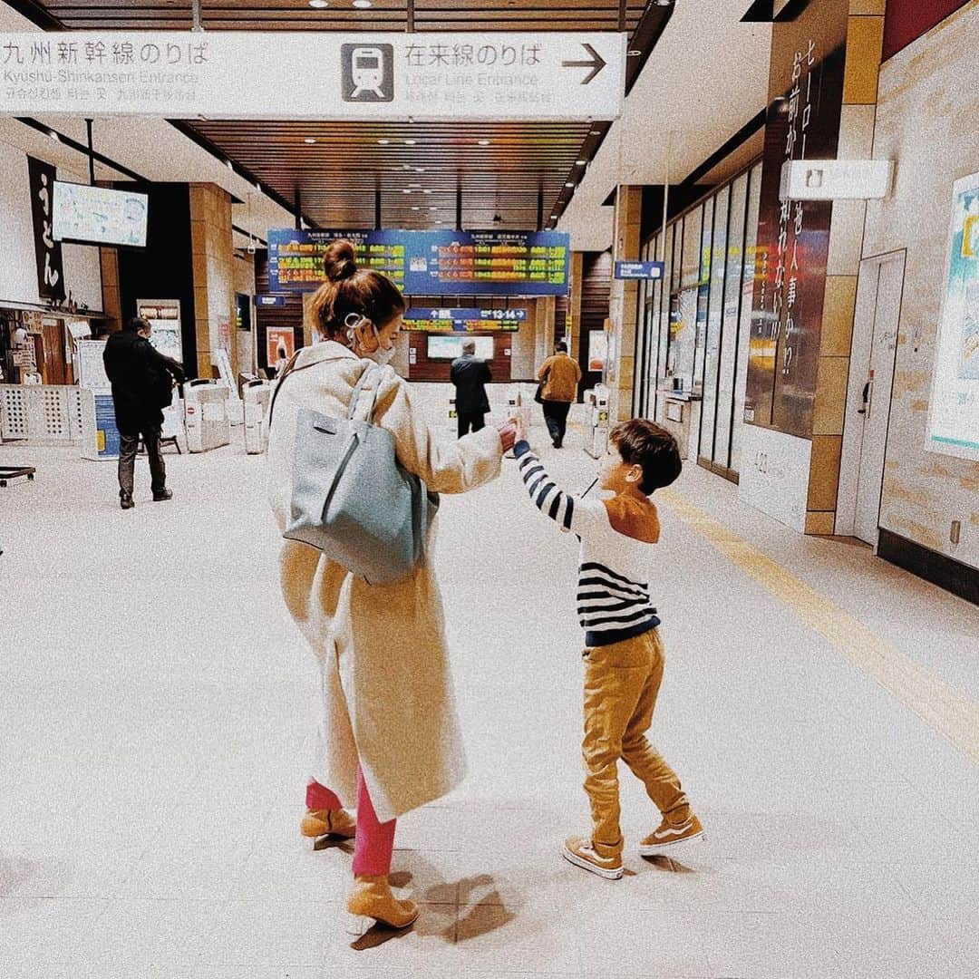 スザンヌさんのインスタグラム写真 - (スザンヌInstagram)「昨日仕事行く時🚄﻿ たった数時間離れるだけだけど、しばらく会えないのかな？という気持ちになる愛いっぱいのお見送りしてくれました🥺はぁかわいい（妹が撮っててくれてた📷）﻿ ﻿ でもこの後めちゃくちゃ楽しそな場所に連れてってもらって﻿ 姪っ子と仲良しニッコニコの写真送ってくれてました♡﻿ #おばがおいに甘い ﻿ ﻿ ボルタリング楽しそーう🌈」12月4日 12時24分 - suzanneeee1028