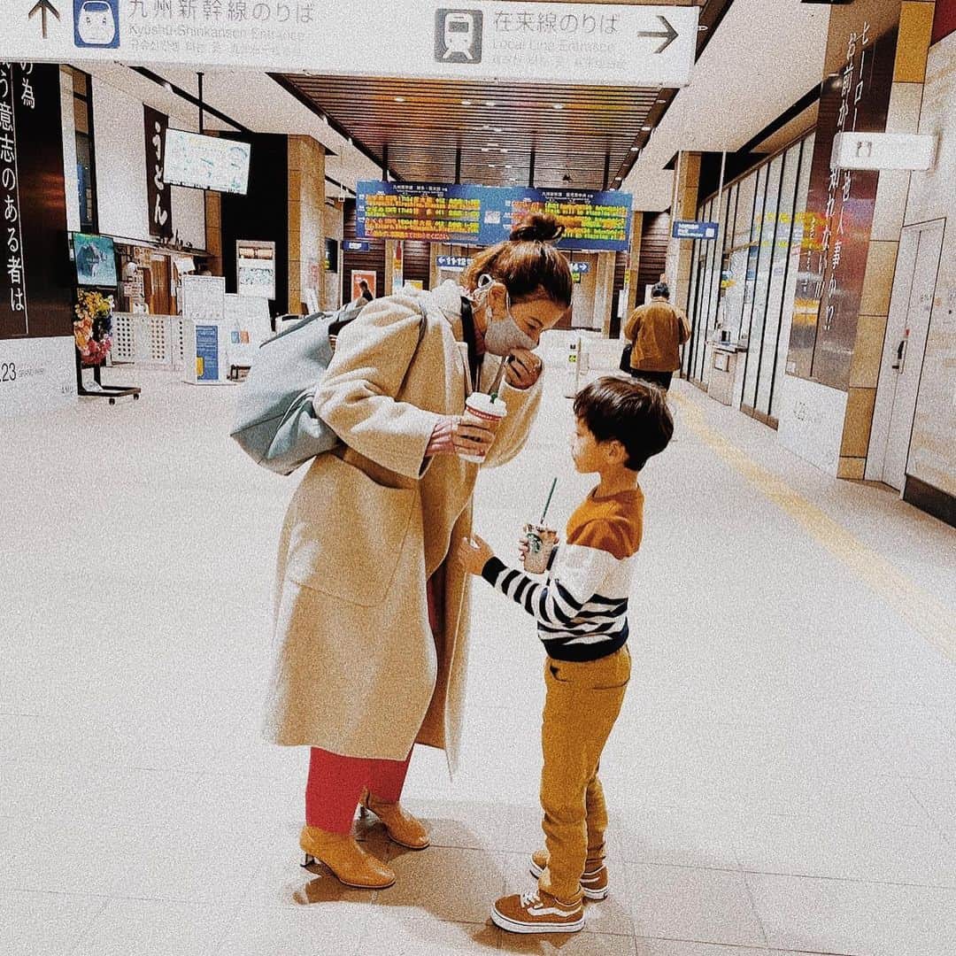 スザンヌさんのインスタグラム写真 - (スザンヌInstagram)「昨日仕事行く時🚄﻿ たった数時間離れるだけだけど、しばらく会えないのかな？という気持ちになる愛いっぱいのお見送りしてくれました🥺はぁかわいい（妹が撮っててくれてた📷）﻿ ﻿ でもこの後めちゃくちゃ楽しそな場所に連れてってもらって﻿ 姪っ子と仲良しニッコニコの写真送ってくれてました♡﻿ #おばがおいに甘い ﻿ ﻿ ボルタリング楽しそーう🌈」12月4日 12時24分 - suzanneeee1028