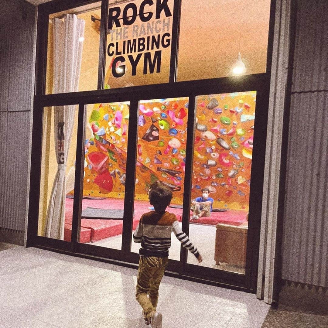 スザンヌさんのインスタグラム写真 - (スザンヌInstagram)「昨日仕事行く時🚄﻿ たった数時間離れるだけだけど、しばらく会えないのかな？という気持ちになる愛いっぱいのお見送りしてくれました🥺はぁかわいい（妹が撮っててくれてた📷）﻿ ﻿ でもこの後めちゃくちゃ楽しそな場所に連れてってもらって﻿ 姪っ子と仲良しニッコニコの写真送ってくれてました♡﻿ #おばがおいに甘い ﻿ ﻿ ボルタリング楽しそーう🌈」12月4日 12時24分 - suzanneeee1028