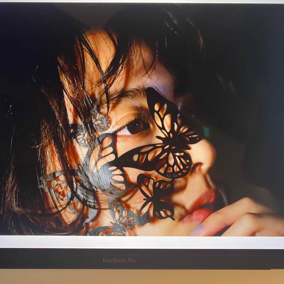 SPRiNGさんのインスタグラム写真 - (SPRiNGInstagram)「次号のアニメ連載には、いつもとはひと味違う妖艶な美月ちゃんが登場します😆こちらは誌面では使わなかったアザーカット💡本誌では、このシリーズは未使用となりましたが綺麗なのでこちらで公開🙋‍♀️✨本番に選ばれたカット楽しみにしていてください〜♡  #山本美月 #アニメのはなし #SPRiNG #スプリング #エディターO」12月4日 12時25分 - spring_tkj