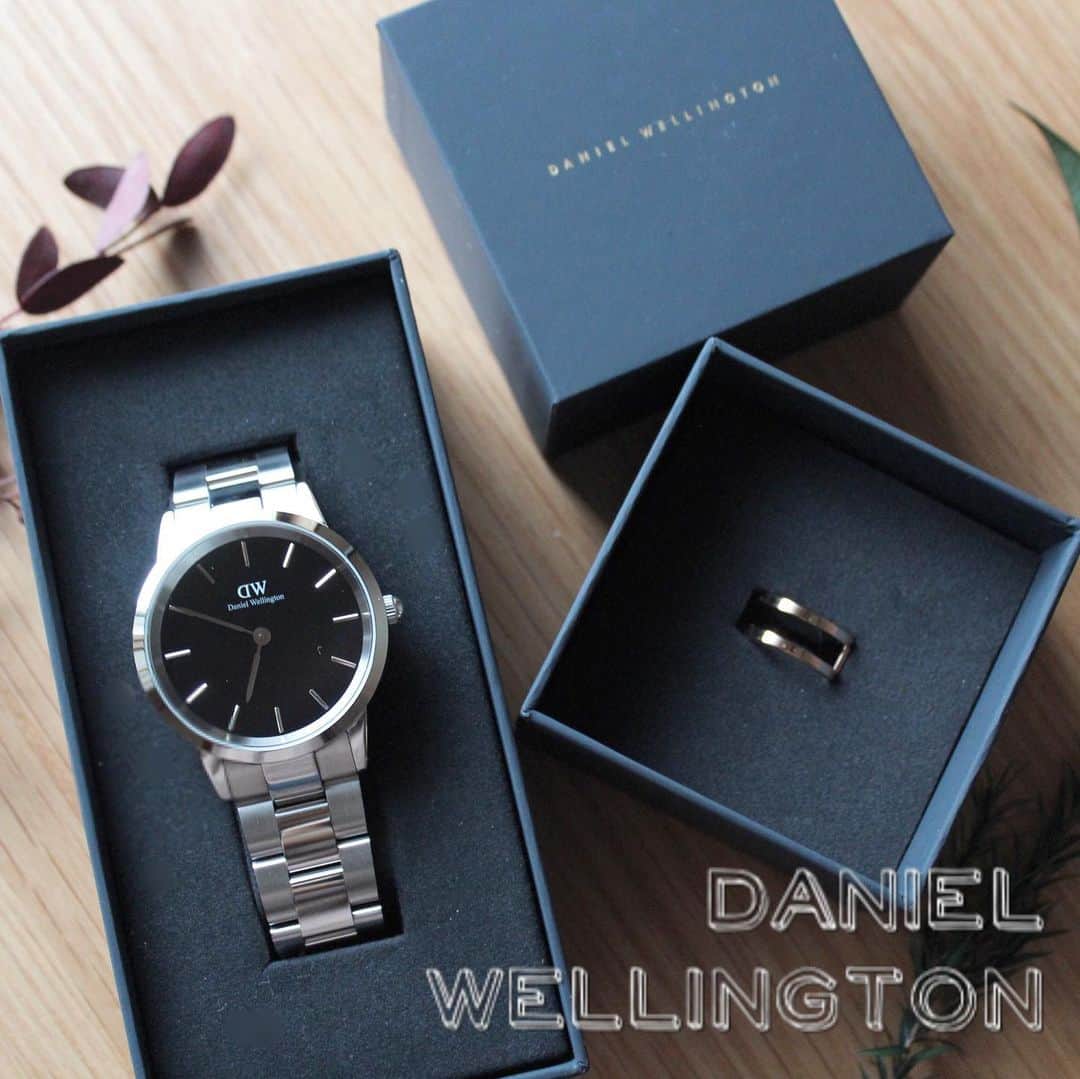 88necocoのインスタグラム：「［PR］Daniel Wellingtonさまより素敵なプレゼントをいただきました🎁. 旦那さんへプレゼントしようと思ってメンズをセレクト😆. ベルトの長さも計ってちょうどいい長さでお願いしたのでばっちりでした✨. 喜んでもらえてよかったです😄クリスマスプレゼントにぴったり〜✨. シンプルでカッコいい👍. . アクセサリーは自分へのご褒美に指輪♡. ピンクゴールドでめっちゃ可愛い💕. ちょっと今は着画が逆効果になりそうな手荒れ状態なので、手のケア頑張らねばです✊. . . 大切な方へのクリスマスプレゼントにいかがでしょうか🎁. よかったら公式サイトをご覧ください✨. . .  #DWクリスマス #腕時計　#PR #ダニエルウェリントン　#danielwellington  ★クリスマスキャンペーンお得な情報 🎈Daniel Wellingtonクリスマスキャンペーン実施中！ 🎄公式サイトhttps://www.danielwellington.com/jp/やDW直営店舗にて二点以上お買い上げで25％OFFになります！全品対象！ 🎄特別ギフトラッピングも無料提供！ 🎄15％OFFクーポンコード【necoco】の併用でさらにお得」