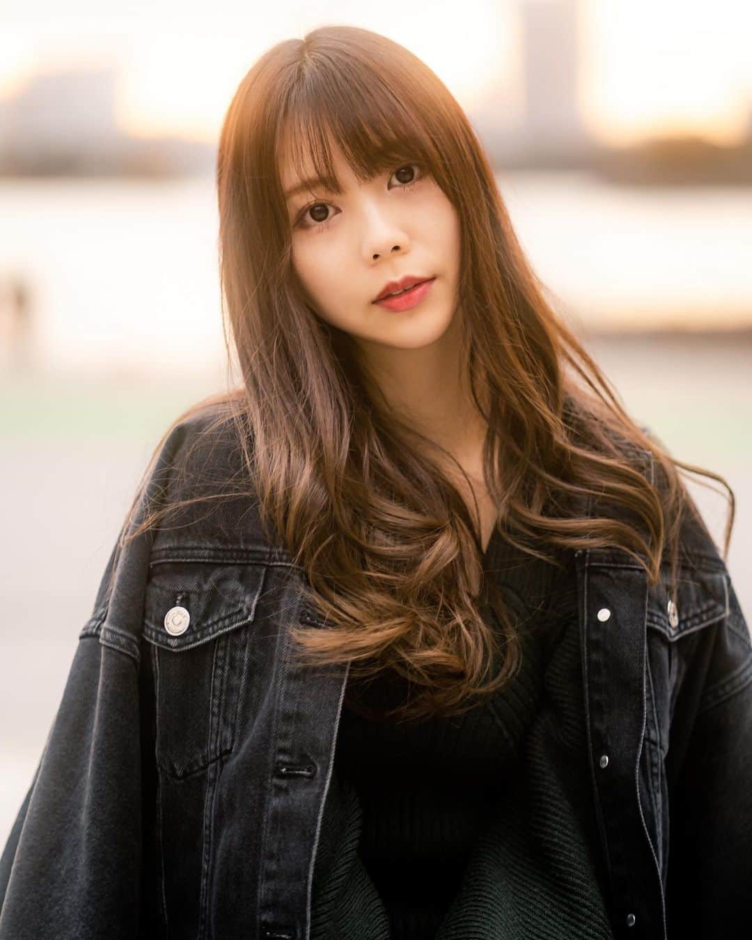 西村季里子のインスタグラム：「・  アイコン変えました🌙  だんだん前髪ありの自分に慣れてきて しっくりくるようになってきた🐰💞  この前小中学校の同級生に 撮影してもらったの📷✨  小さい頃から知ってる仲だからか、 めちゃくちゃ自然体の写真が撮れて 嬉しい〜〜〜👌🏻  #撮影#カメラ#カメラマン #ポートレート#ポートレート撮影  #portrait#portraitphotography  #photography#photo#camera  #お台場#同級生#自然体#えくぼ #follow#followｍe」