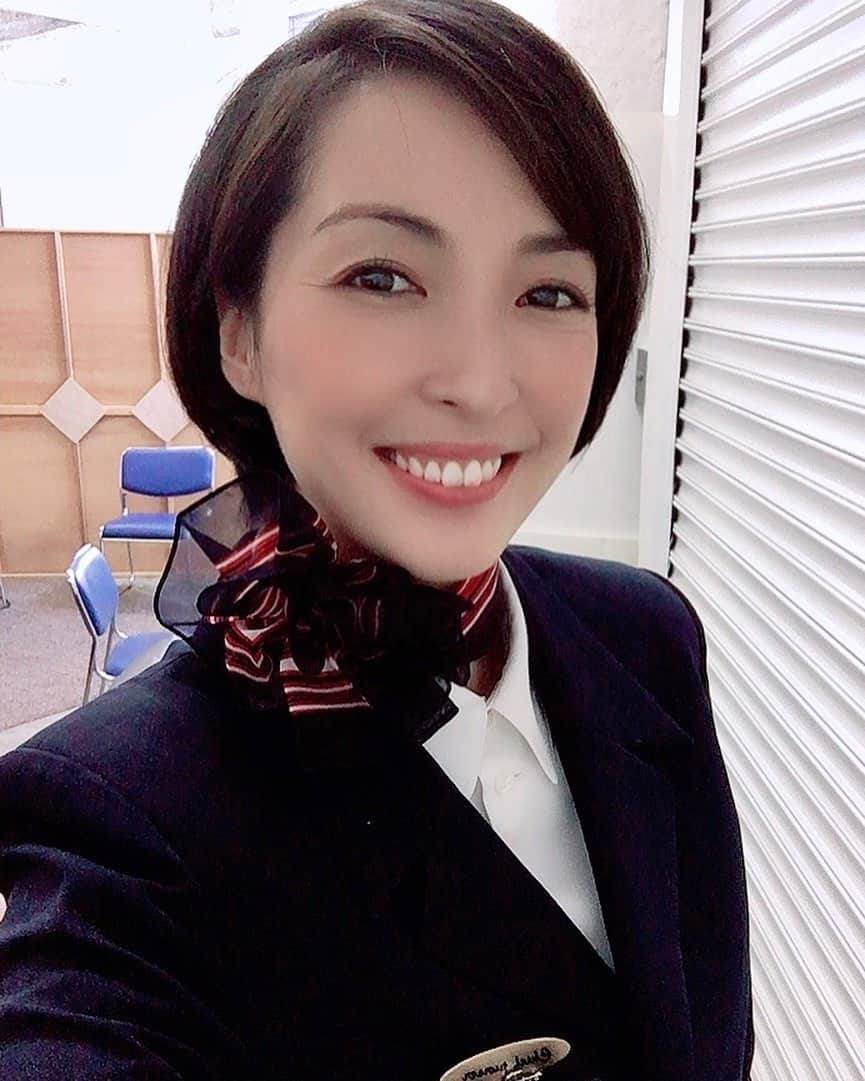 蒲生麻由のインスタグラム：「出演させて頂いた『突破ファイル』、 ちょこっとの出演にも関わらず、 OA直後から、友人知人、 いろんな方から連絡やメッセージ頂きました❣️ありがとうございます😊 個人的にも毎週観ている好きな番組だったので、今回出演させて頂けて嬉しかったです😊 見逃したーという方は是非Tverで😉  次男も1歳になり育児も落ち着いてきたので、少しずつ、お仕事にも復帰していけたらと思っています！これからもどうぞよろしくお願い致します😊  #突破ファイル2時間スペシャル  #再現ドラマ #蒲生麻由 #出演情報 #mamalife #CA役 #産後の仕事復帰」