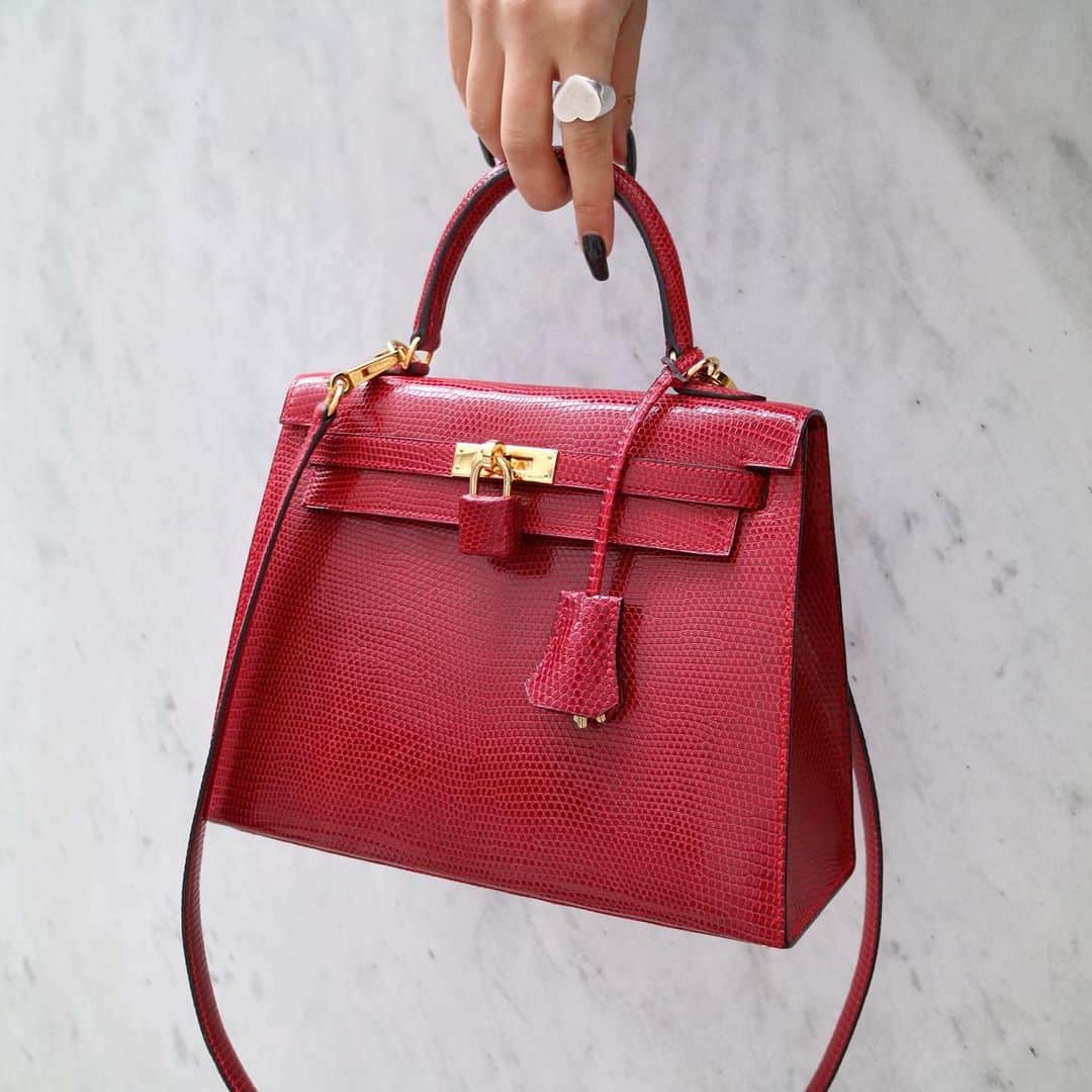 Vintage Brand Boutique AMOREさんのインスタグラム写真 - (Vintage Brand Boutique AMOREInstagram)「Hermes Kelly 25 in red lizard  📌Item not available on webstore, please send us a direct message to order  ✈️Free Shipping Worldwide 📩DM for more info and pricing  ➡️info@amorevintagetokyo.com   #hermes #hermeskelly #kelly25 #lizardskin」12月4日 12時39分 - amore_tokyo