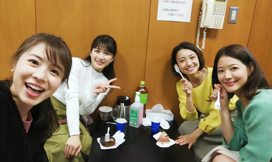TBS「はやドキ！」のインスタグラム：「HAPPY﻿ BIRTHDAY🎉﻿ ﻿﻿ 今日は﻿樺島さんの誕生日です🎁✨﻿﻿ ﻿﻿ 先日、水曜日のメンバーでお祝いしましたよ🎉﻿﻿ ﻿﻿ ﻿﻿ 外ハネが似合って可愛いなぁ💗とほれぼれ☺️﻿﻿ いつも樺島さんの笑顔に癒されてます！﻿﻿ ﻿﻿ ﻿﻿ お誕生日おめでとうございます🎂✨﻿﻿ ﻿ ﻿ ﻿ ﻿ ※撮影の時だけマスクを外しています。﻿ ﻿﻿ ﻿﻿ ﻿皆川﻿ ﻿ #誕生日﻿ #おめでとう﻿ #樺島彩﻿ #山本里菜﻿ #皆川玲奈﻿ #アナウンサー﻿ #池田沙耶香﻿ #気象予報士﻿ #はやドキ﻿ #tbs﻿ ﻿」