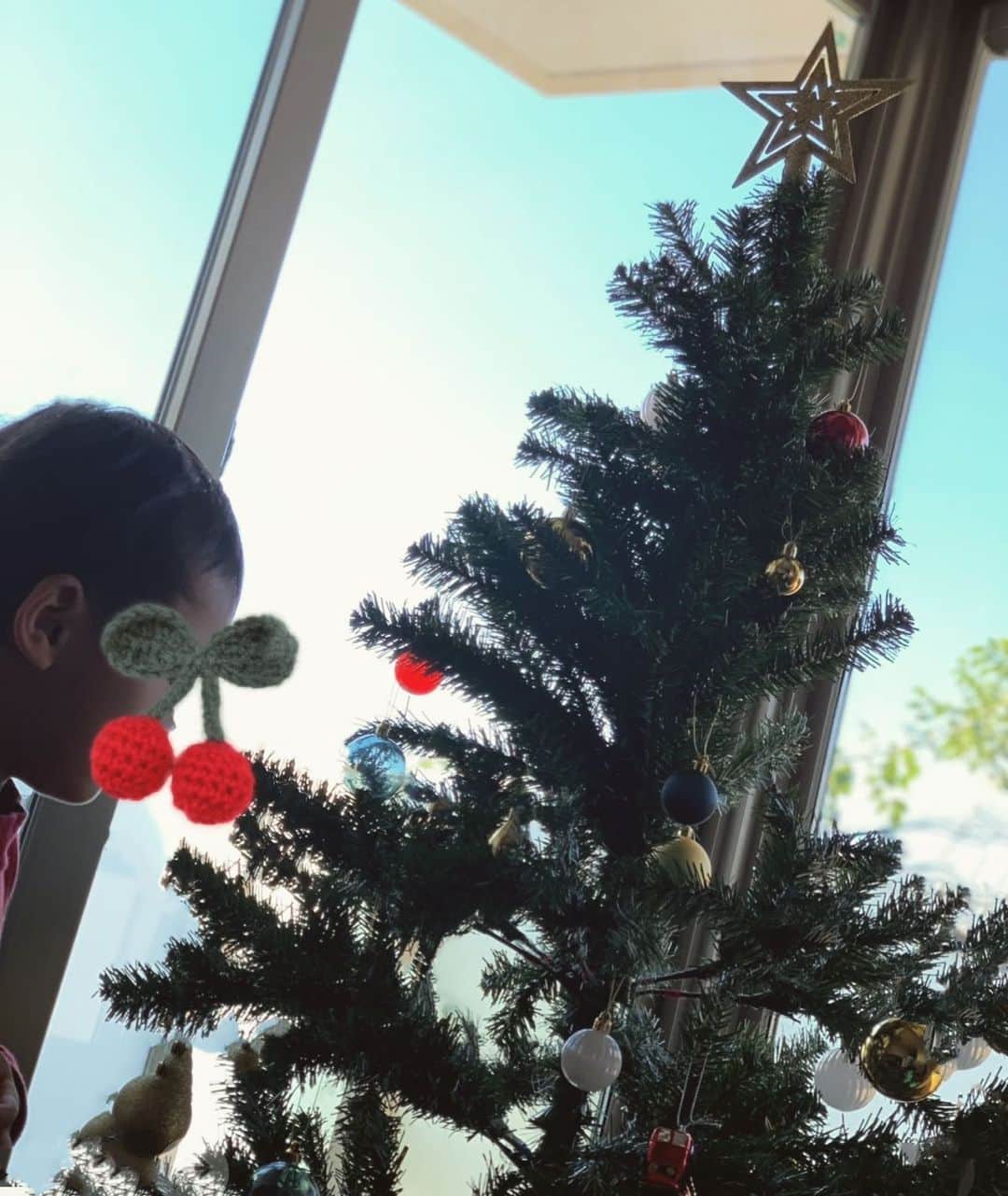 優木望未さんのインスタグラム写真 - (優木望未Instagram)「我が家もクリスマスツリーようやく出しました💫 昨日家族で飾り付けしていても全く興味なさそうだったけど、今朝起きて、うっわ〜♡♡って息子喜んでてハッピー。けど私が1番幸せな気分になってる。笑」12月4日 12時43分 - im__non