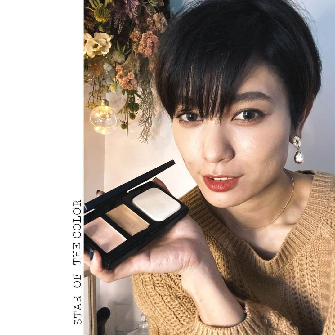 金城優華のインスタグラム：「この度 『STAR OF THE COLOR』さんの公式アンバサダーに選んでいただきました！  ”強さも美しさも妥協しない”  なんてかっこいいコンセプト。  ハリウッドで生まれ、 様々な現場で使われている ファンデーション っという事は知っていて 実はずーっと気になっていた ファンデーション。  表参道にある店舗も 可愛い撮影スポットまであって 実際行きたいくらい素敵なんです!! (@starofthecolor_official さんのインスタ見たら その素敵スポット載っているので、 ぜひチェックしてみて下さい。)  医療用にも使われる 白ワセリンベースなので 敏感肌も安心して使える ファンデーション。 (クリーム/リキッドファンデーション) 私はクリームファンデーションを使用。  実際使ったら ビックリする程ナチュラルにカバーしてくれる。 粒子の細かいお粉を付けると 薄いベールを纏ったような仕上がり♡  写真もノン加工でこの仕上がりなんです!!  なのに肌に乗せた感じも軽いし 敏感肌の私でも荒れない!!(コレ重要) 色展開も多い!!  魅力があり過ぎて 語ったら長くなりそう。  色んなファンデーションを 試してきて 本当に『やっと巡り会えた~!!』 って思えるファンデーションの アンバサダーに 選んでいただけて 嬉しい限りです!!  昨日オンラインレッスンしていただいたのですが、 スタッフさんもこんな方になりたい!! って思える素敵な方なんです。 (金城的にこういうの大事)  気に入った物は みんなに共有したい!! まだまだ語り足りない COLOR OF THE COLORの メイクアイテム。 またじっくり紹介してきいますね！   #強さも美しさも妥協しない   #starofthecolor   #スターオブザカラー  #クリームファンデーション #ワセリンファンデ #美肌スポット  #第一期スタカラアンバサダー」