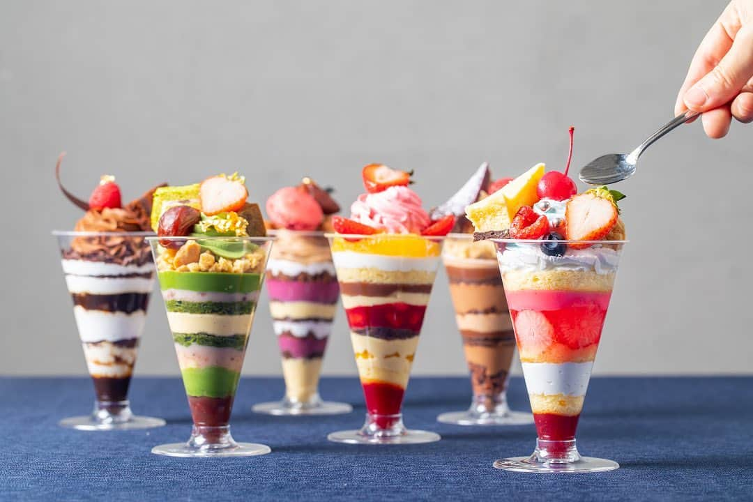 新横浜プリンスホテルさんのインスタグラム写真 - (新横浜プリンスホテルInstagram)「【COLORFUL PARFAIT SELECTION ー世界を旅するクリスマスパフェー】⁣ 今年のクリスマスケーキはお決まりですか？世界各国のケーキが個々盛りスタイルのパフェ型になりました♪イタリアのティラミス、日本の抹茶、ベルギーのチョコレートケーキなど６種類お楽しみいただけます。さまざまな国のケーキで海外旅行気分を味わいませんか？パティシエと女性ホテリエのプロジェクトチーム「HAPPY RING PROJECT」が考案いたしました！⁣ ⁣⁣ COLORFUL PARFAIT SELECTION - World Traveling Christmas Parfaits -⁣ ⁣ Have you decided on which Christmas cake to get? This year, classic cakes from around the world have turned into individual parfait style cakes. Enjoy 6 decorative parfaits, including Italian tiramisu, Japanese green tea, Belgian chocolate cake and more. Have a travel-like experience with these cakes from around the world! Produced by the HAPPY RING PROJECT, a project team made up of female hoteliers.⁣  ⁣⁣ #新横浜プリンスホテル#プリンスホテル#新横浜#横浜#ホテル#みなとみらい#クリスマスケーキ #クリスマス#ケーキ#パフェ #世界のケーキ #クリスマスパフェ #断面美 #断面萌え #断面ケーキ #クリスマスケーキ予約 #クリスマス限定⁣ #shinyokohamaprincehotel#princehotel#shinyokohama#yokohama#hotel #christmascake #christmas#xmas#parfait #cake#cakes #strawberry #HAPPYRINGPROJECT」12月4日 12時48分 - shinyokohamaprincehotel