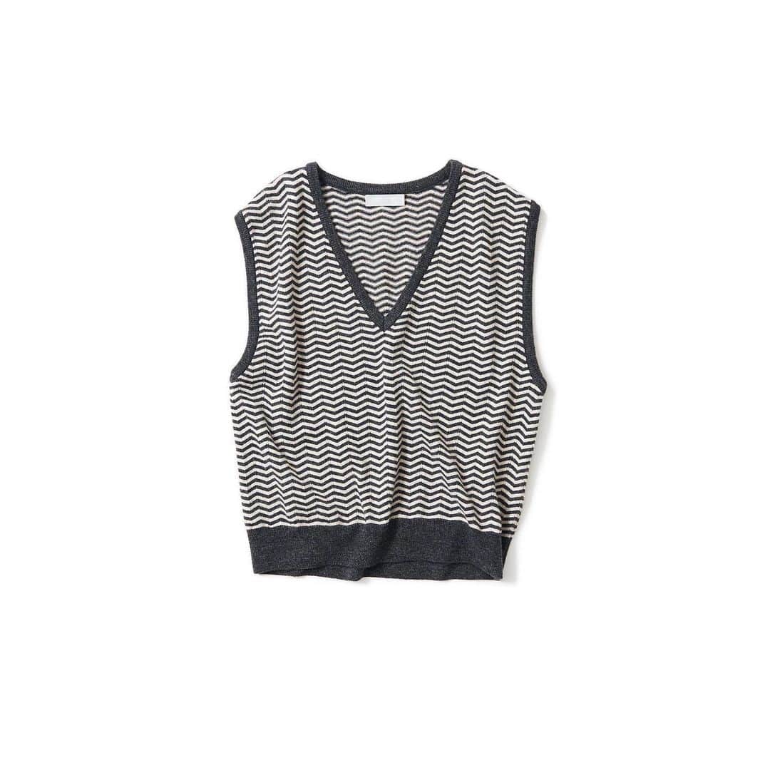 のインスタグラム：「・ New♦️Arrival・ ・ ♦︎ COULEURクレール/ヘリンボーン柄ニットジレ(gray) ・ ジャガード編みのヘリンボーン柄ニットジレ。深めのVネックデザインと、程よくゆとりのあるシルエットで、レイヤードスタイルにオススメのアイテム。 合わせるアイテムによって様々な印象が楽しめ、秋冬の着こなしの幅が広がる一枚です。  ・ #kkcloset #kkshop #菊池京子 #kyokokikuch #coordinate #code #ootd #outfit #kotd #カジュアル #follow #style #fashion #ファッション #秋冬 #happy #knit #classic #ベスト #ニットベスト #ジレ」