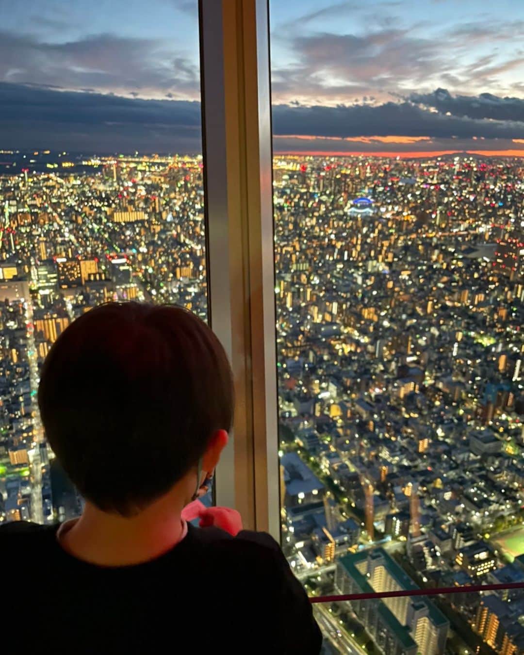 仁科仁美のインスタグラム：「スカイツリーからの夜景にうっとりな息子♡  そんな姿が愛しい♡」