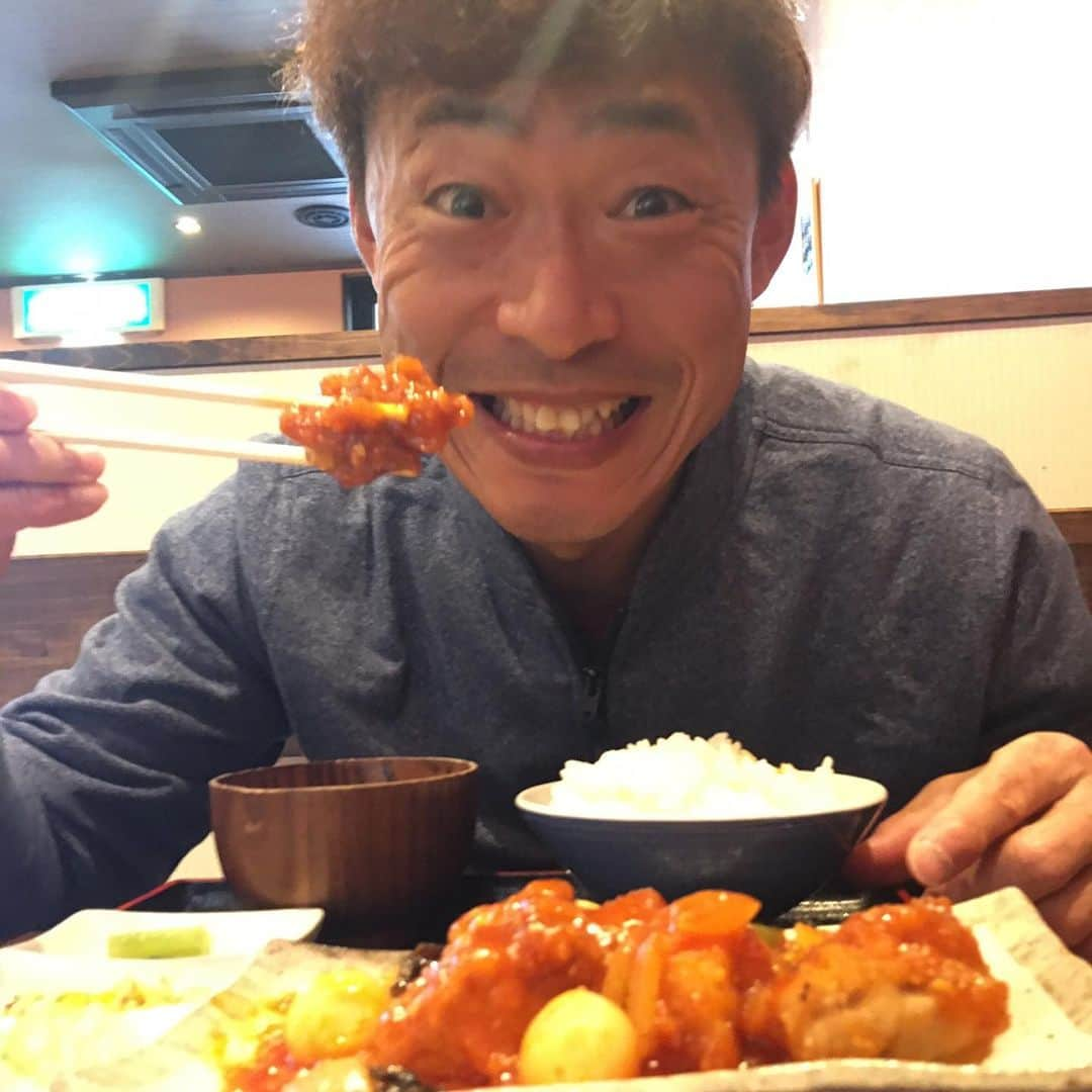 桧山進次郎さんのインスタグラム写真 - (桧山進次郎Instagram)「贅沢ランチ😁  YouTube撮影前に腹が減ったんで昼食をと思ってメニュー聞いたら...。  とりのチリソース定食がラスト一個‼️  即答で「それお願いします」  めっちゃ美味いやん‼️  #定食  #とり  #チリソース  #ひさご  #youtube  #桧山進次郎の何しよ⁉️  #桧山進次郎   間違いなく次来た時も注文しま〜す😁」12月4日 12時56分 - hihihihi_yan