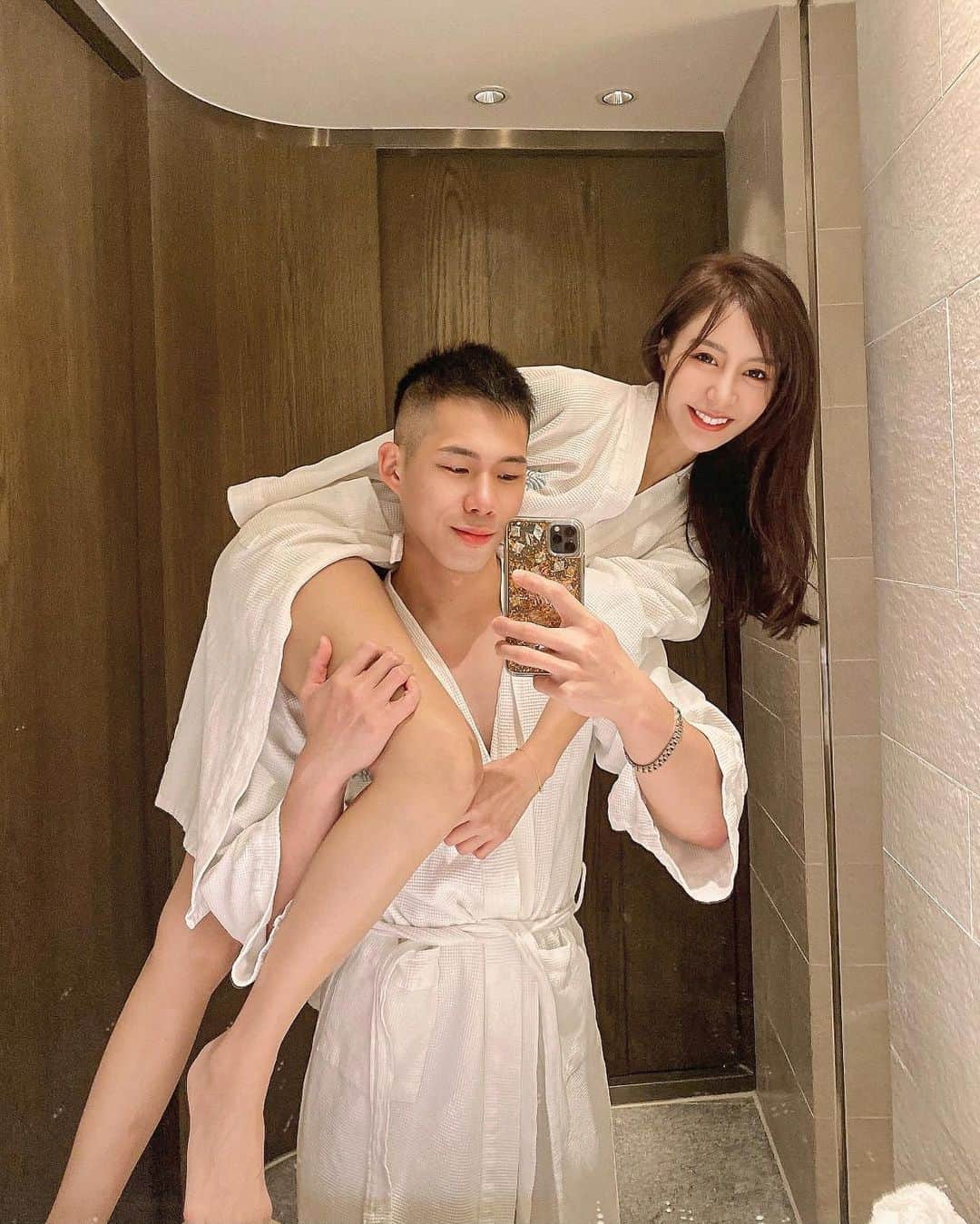 リタ（瑞塔兒）さんのインスタグラム写真 - (リタ（瑞塔兒）Instagram)「今天來點浴袍版的男友力🤍 @curryliuliu ✨ #男友力」12月4日 13時06分 - love_ritakao