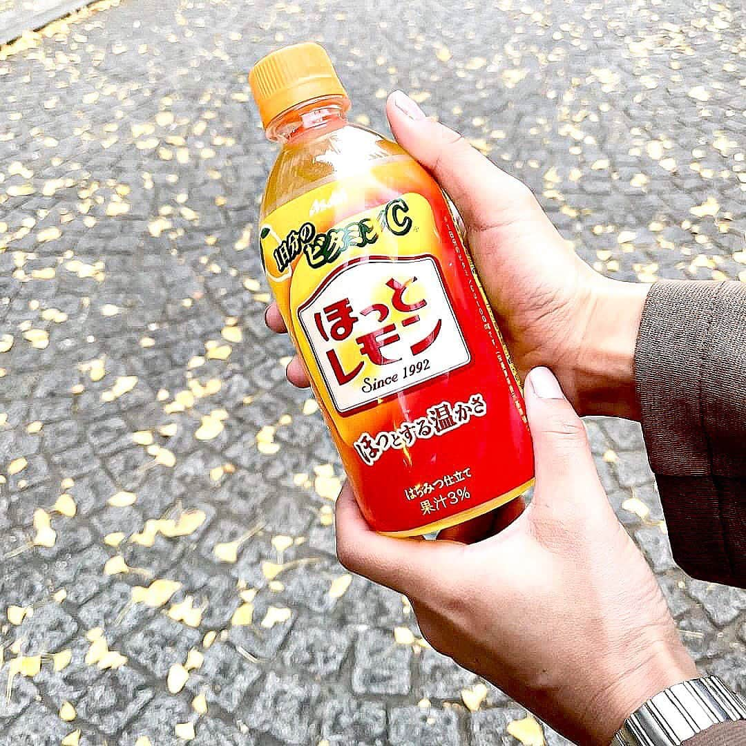 松枝明葉のインスタグラム：「お疲れレモン🍋😂 仕事終わりほっとひと息つきたい時、 なんだか甘いものを口にしたくなるんだよね  甘さ加減がちょうどよくて娘も大好きな 「ほっとレモン」  嬉しい１本に1日分のビタミンCがはいってるところもつい買っちゃうポイント🤤✨  冬場は特に身体も冷えやすいし体調も壊しやすいから積極的に身体があたたまる飲み物をいれたいよね！ ほっとレモン飲んで身体もあっためて、気分もリフレッシュしたら、こんどは家に帰って家事頑張るぞっ🙌  #アサヒ飲料 #ほっとレモン #PR #ビタミンC #体調管理 #温活 #olコーデ #ジャケットコーデ #お仕事ママ #ママコーデ #いちょう並木 #コンビニスイーツ #レモン #起業ママ #ママ #アラフォー #小学生ママ #人形町 #冷え性 #きれいになりたい #アラフォーママコーデ #通勤コーデ」