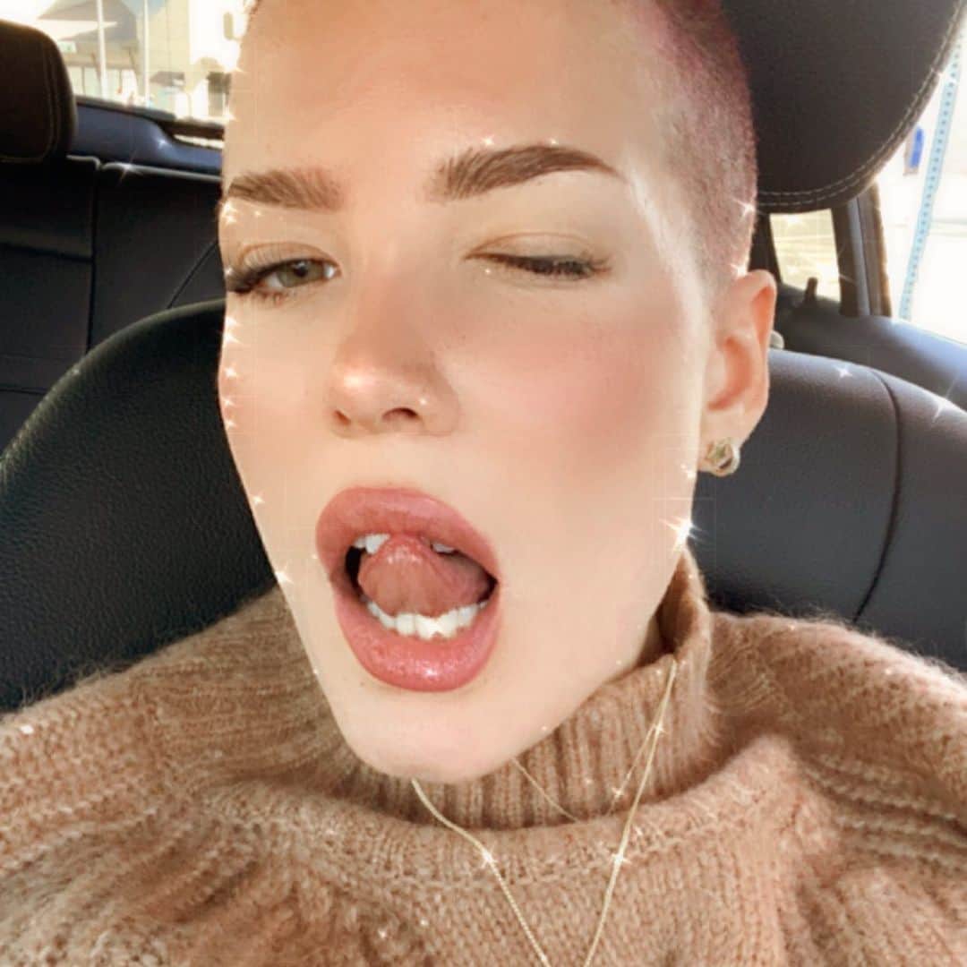 Halseyのインスタグラム：「elf season 🌲」
