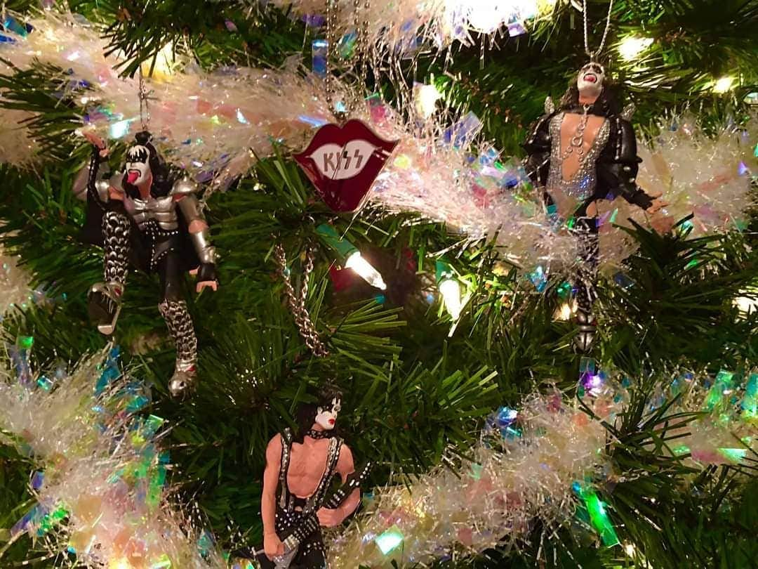 KISSさんのインスタグラム写真 - (KISSInstagram)「Ready for #KISSmas! - Thanks to Kat Marra for sharing with us. #KISSARMYROCKS」12月4日 12時58分 - kissonline