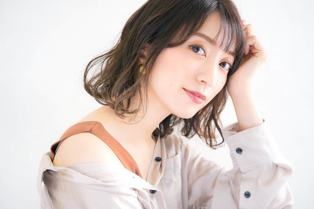 瀬口かなのインスタグラム：「﻿ 寒そうな格好🤭﻿ ﻿ ﻿ 皆さん今年何か冬服買いましたか〜？﻿ ﻿ ﻿ 私はジャケット買ったよ😎🖤﻿ あったかくて凄く気に入ってるから今度紹介するね！﻿ ﻿ ﻿ ニットは毎年買ってるけど、﻿ 今年も何かしら買うんだろうなぁ…💭笑﻿ ﻿ ﻿ ﻿ #instagood #instadiary #selfie #ヘアアレンジ #切りっぱなしボブ #秋メイク  #テラコッタメイク」