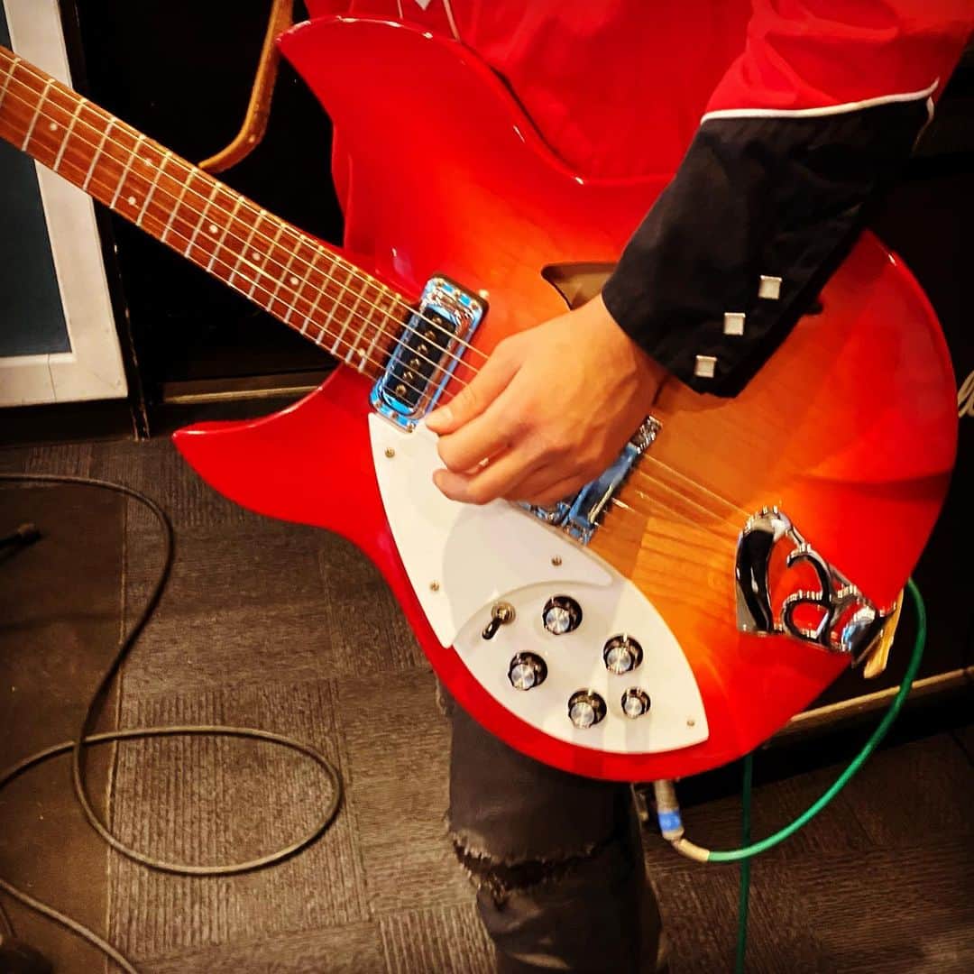 浅田信一のインスタグラム：「P業務  リッケンバッカー330🎸 レフティなのでRが逆さま↩️」