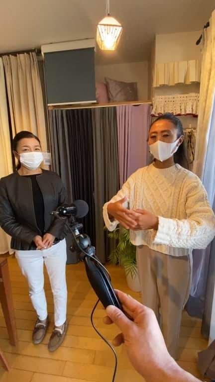 ネキストホームのインスタグラム：「12月4日金曜日のインスタライブは、#宇都宮市 にあります#カーテン ショップ#モモ さん @shop.gallery.momo  にお邪魔して#カーテンの選び方 をお聞きしましたよ♪  - - - - - - - - - - - - - - - - - - - -  ・ 時を超えた、 新しいスタンダード。 #NEXTHAUSDESIGN ・ - - - - - - - - - - - - - - - - - - - -  more photos → @nexthausdesign1947 - - - - - - - - - - - - - - - - - - - -  ・ #ネクストハウスデザイン は心地よい#木の家 をお客様と一緒につくる#木造 の#注文住宅 を中心とした、創業1947年に創業した#宇都宮市 の#工務店 です。 ・ 大手ハウスメーカー 等が推奨する、30年ごとに建て替える家ではなく、#無垢材 やモイス などの#自然素材 を使い、そのご家族の#暮らし 方に合わせた#心地よい暮らし をご提案しています。 ・ そんな#家づくり を実際に体感できる#モデルハウス がありますので、ぜひご見学ください。 ・ あなたの理想の#マイホーム の答えが私たちの#家づくり にあります。 ・ #新築 用の#土地探し から#住宅ローン 等の資金計画まで、DMやメール、お電話等でいつでもご相談ください。 ・ #マイホーム計画 中の方は、HPより資料請求して頂ければ、コンセプトブック等をお届けいたします。 ・ ↓のプロフィール欄からHPに移動できます。 ・ - - - - - - - - - - - - - - - - - - - -  @nexthausdesign1947 - - - - - - - - - - - - - - - - - - - - ・ ・ 施工対応エリア ・ #栃木県 全域 #宇都宮市 #さくら市 #真岡市 #下野市 #日光市 など ・ 車で1時間以内の範囲を主に施工エリアとしていますが、それ以外の地域の方もお気軽にご相談ください。 - - - - - - - - - - - - - - - - - - - -  このインスタの管理人は世界を変える住宅屋 @mizonobe です。 家づくりに関することも、そうで無いことも ご相談お待ちしてます！」