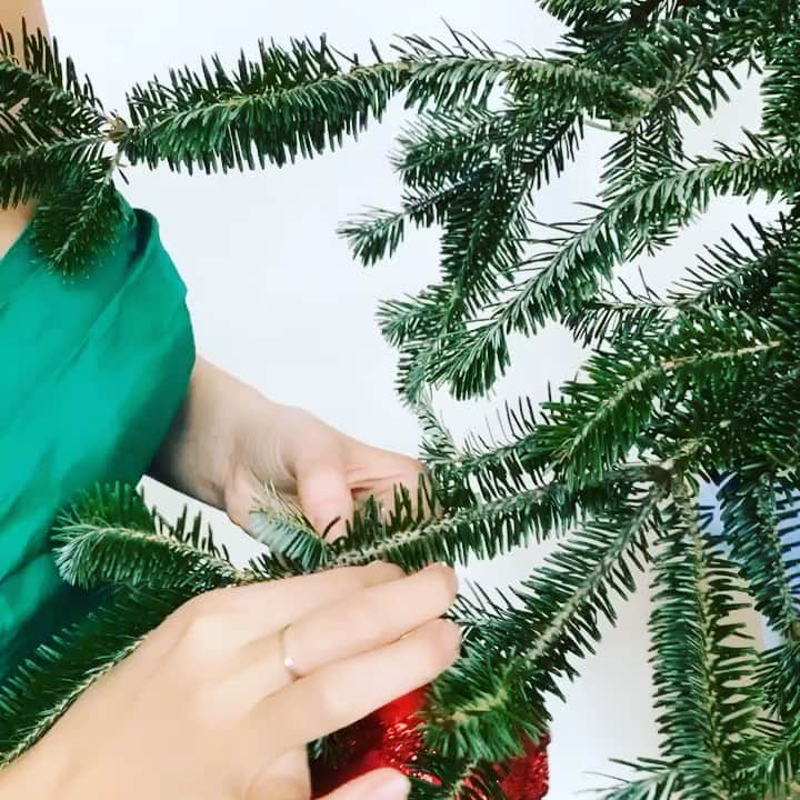 のインスタグラム：「The tree’s great. Little sparse. Lot of tape. 🎄#2020style」