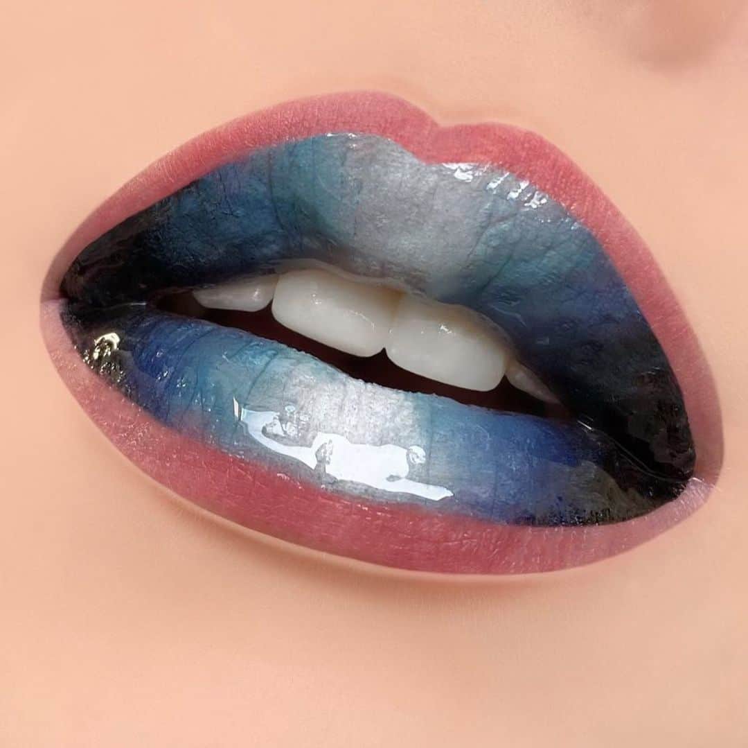 Jeffree Star Cosmeticsさんのインスタグラム写真 - (Jeffree Star CosmeticsInstagram)「@chloeybeauty created this next level lip using our #velourliquidlipstick in the shades I’m Royalty, Breakfast at Tiffany’s, & Drug Lord 💙   #jeffreestarcosmetics」12月4日 13時08分 - jeffreestarcosmetics
