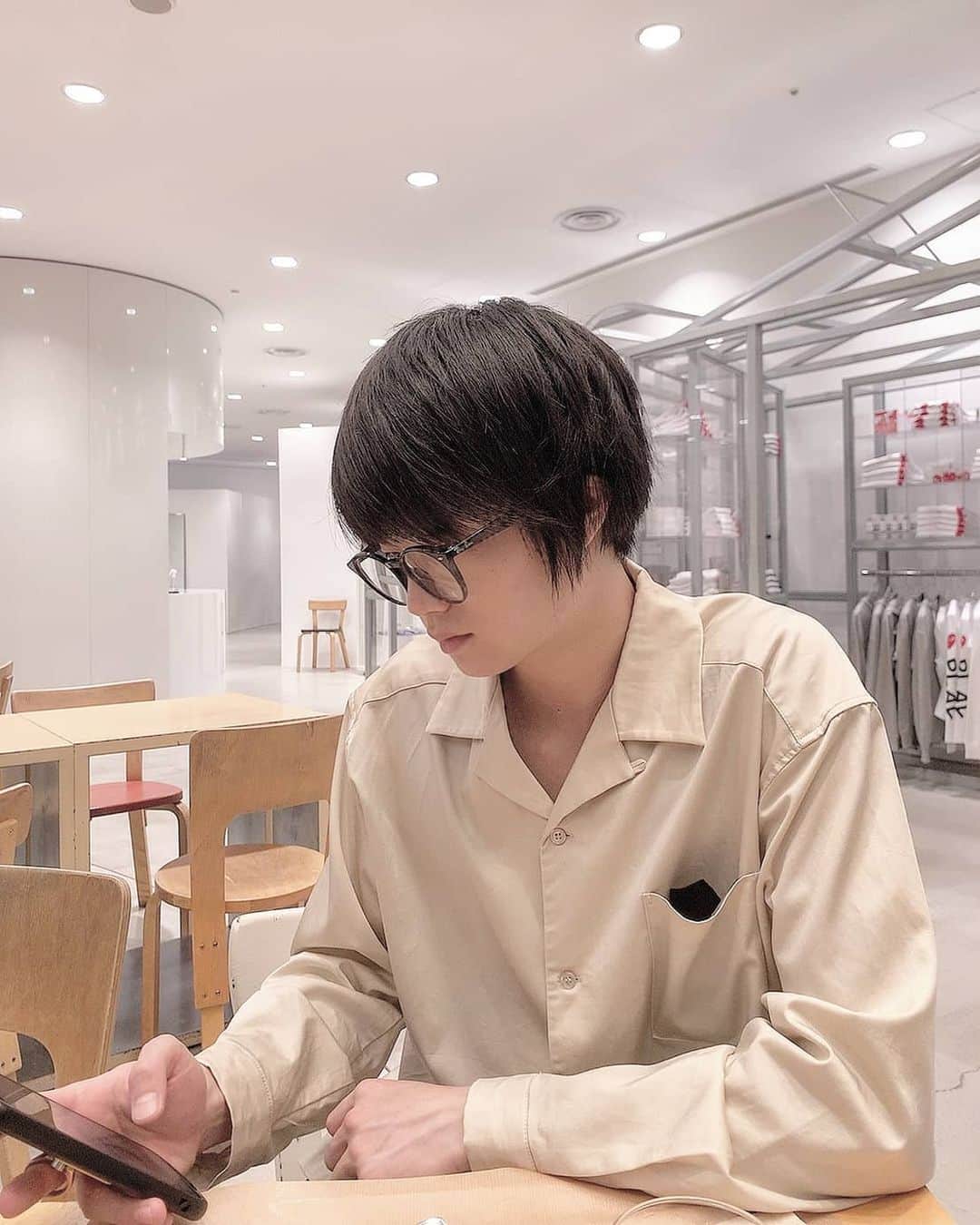 外山将平のインスタグラム：「ホッとひと息休憩も大切ですね。  #photooftheday#camera#portrait#model#外山将平#役者#俳優#今日の外山#ootd#Nikon#肌#美肌#一重 #写真#撮影#カメラ#ポートレート#ファインダー越しの私の世界#カメラ好きな人と繋がりたい#筋トレ#作品撮り#黒髪#メガネ男子#冬#winter#fashion#followｍe#カフェ休憩#カフェ巡り」