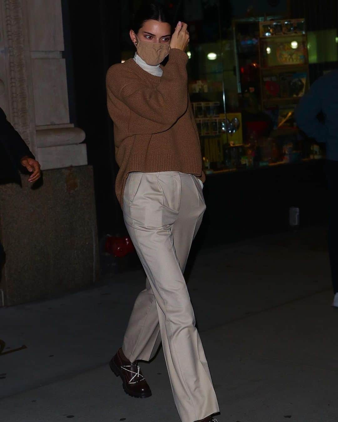 Just Jaredさんのインスタグラム写真 - (Just JaredInstagram)「Kendall Jenner was spotted arriving in New York City this week after a winter getaway with her family. #KendallJenner Photo: Backgrid」12月4日 13時23分 - justjared