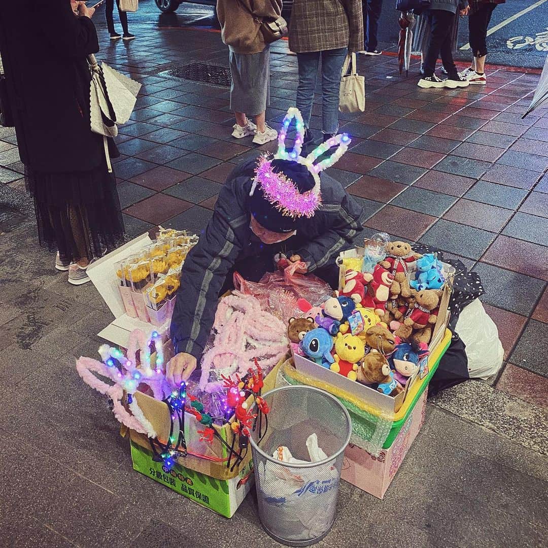 Dewi Chienのインスタグラム：「🐰🎄 昨晚終於跟好久不見的阿嬤相遇了～開心的走過去拉下口罩（超怕阿嬤忘記我）說阿嬤好久不見！！阿嬤愣了三秒⋯哎唷妳怎麼那麼久沒來？我把外套掀開跟阿嬤說因為我懷孕啦～前陣子有點不舒服就比較少出門，然後之前有來的時候剛好又都沒看到妳⋯阿嬤說因為她前陣子胃不舒服在休養也很少來，經過一番寒暄（阿嬤狂教我孕期要吃什麼補身體之類的～）接著開始拿一堆可愛的聖誕系列髮窟要送我，死不收我的錢說這是要祝福我的⋯再好幾番推託後我才轉移話題說那妳跟我拍張照我就收下（然後再偷塞錢給她落跑～～阿嬤真的是差點要追上來⋯哈哈哈我說了掰掰下次見，要記得好好照顧身體喔！這短短15分鐘真的很開心很滿足，看到阿嬤還是一樣活力一樣正能量就放心了～提醒自己也要繼續努力學習才是，共勉之💪🏽🤶🏻💕#聖誕老婆婆#在捷運中山站#誠品南西店門口」