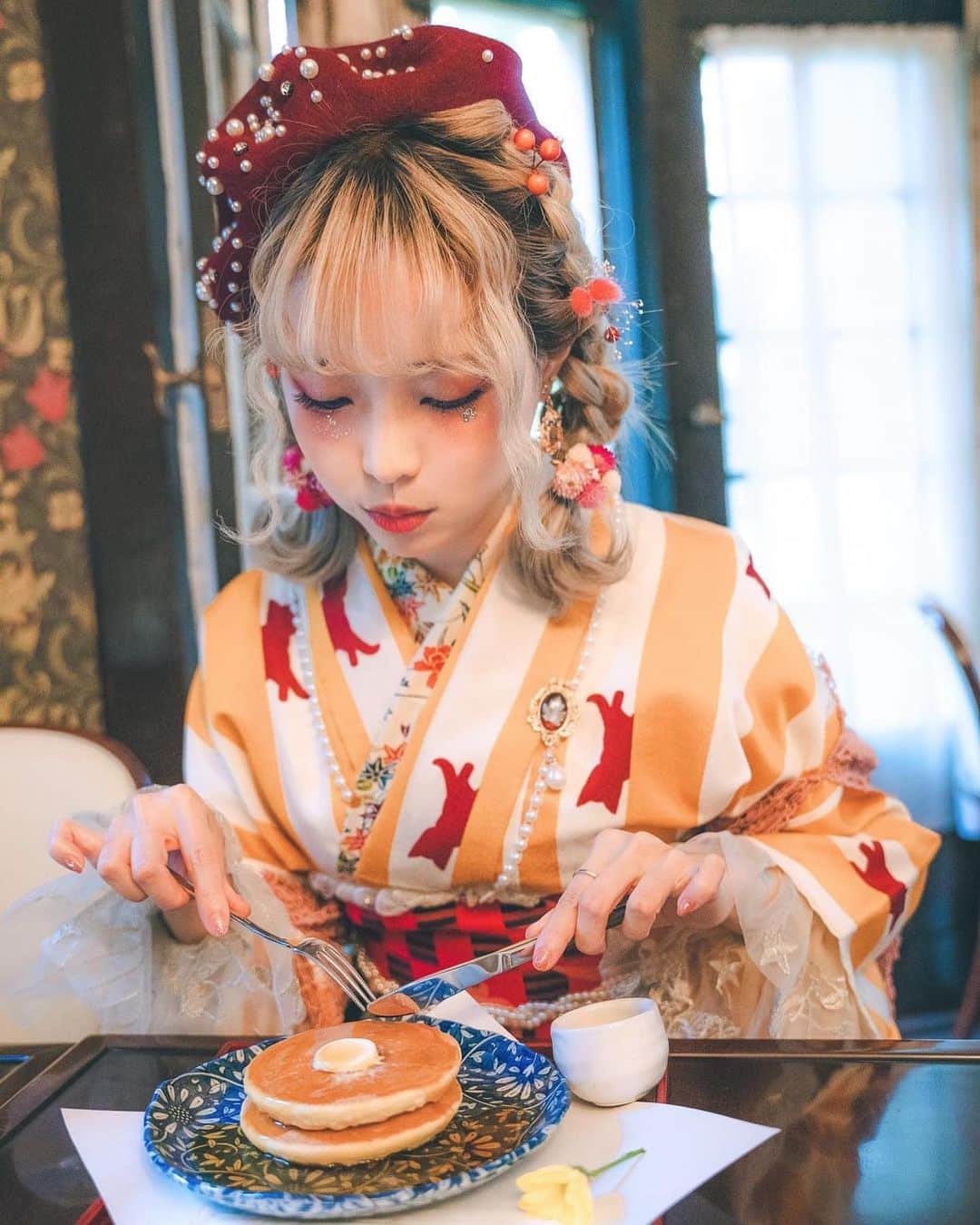 Elyさんのインスタグラム写真 - (ElyInstagram)「Teatime ☕️♥︎ ティータイム♥︎☕️🍴 24小時都是下午茶時間！ 💄ヘアメイク @miyako_reiko  📷@kumo_linouo #elycosplay #dailyely #elydaily #blessed #travel  #kimono #retrostyle #retro #retro」12月4日 13時26分 - eeelyeee