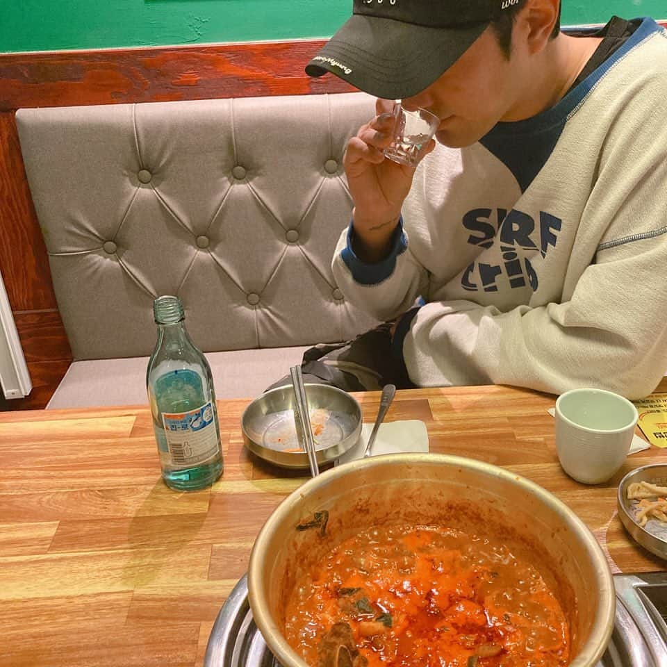 チョ・ハンソンのインスタグラム：「낮에 혼술을 즐기게 될줄이야...🍺🍶 #수복방점 #낮술  #힘든인생」