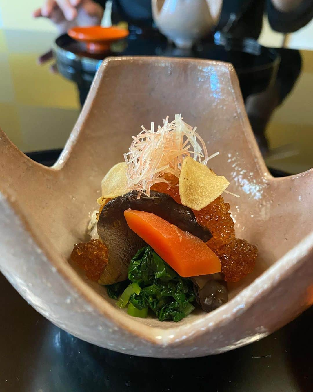 濱野りれさんのインスタグラム写真 - (濱野りれInstagram)「3 Michelin stars for 10 consecutive years 【 Kitcho Arashiyama】 I came here at lunch time. ＄1,200 per. (No wine)  It was delicious Japanese food with a tasteful atmosphere. I ate around various Michelin restaurants, but honestly I got the impression that it was too expensive. Therefore it was a good experience to come to eat once😉 . . 10年連続三つ星✩︎✩︎✩︎ 【京都吉兆 嵐山店】 ランチでお邪魔しました✨ 創業90年で風情ある雰囲気とともに 食べる和食は贅沢そのもの！  ...でもお会計来てびっくり！笑 2人で20万超えでした🥲 ワインなども頼んでいなかったので 正直高すぎるかなぁという印象。 一回で十分かな😫💦 . . #kyoto #kyotoeats #kyototrip #kyotogourmet #kyotorestaurant #kitcho #kitchoarashiyama #arashiyama #arashiyamakitcho #japaneats #japaneserestaurant #japanesefood #michelin3stars #michelinstar #吉兆 #吉兆嵐山 #和食 #日本食 #ミシュラン三ツ星 #ミシュラン3つ星 #京都グルメ #京都旅行 #食べ歩き」12月4日 13時33分 - riregram